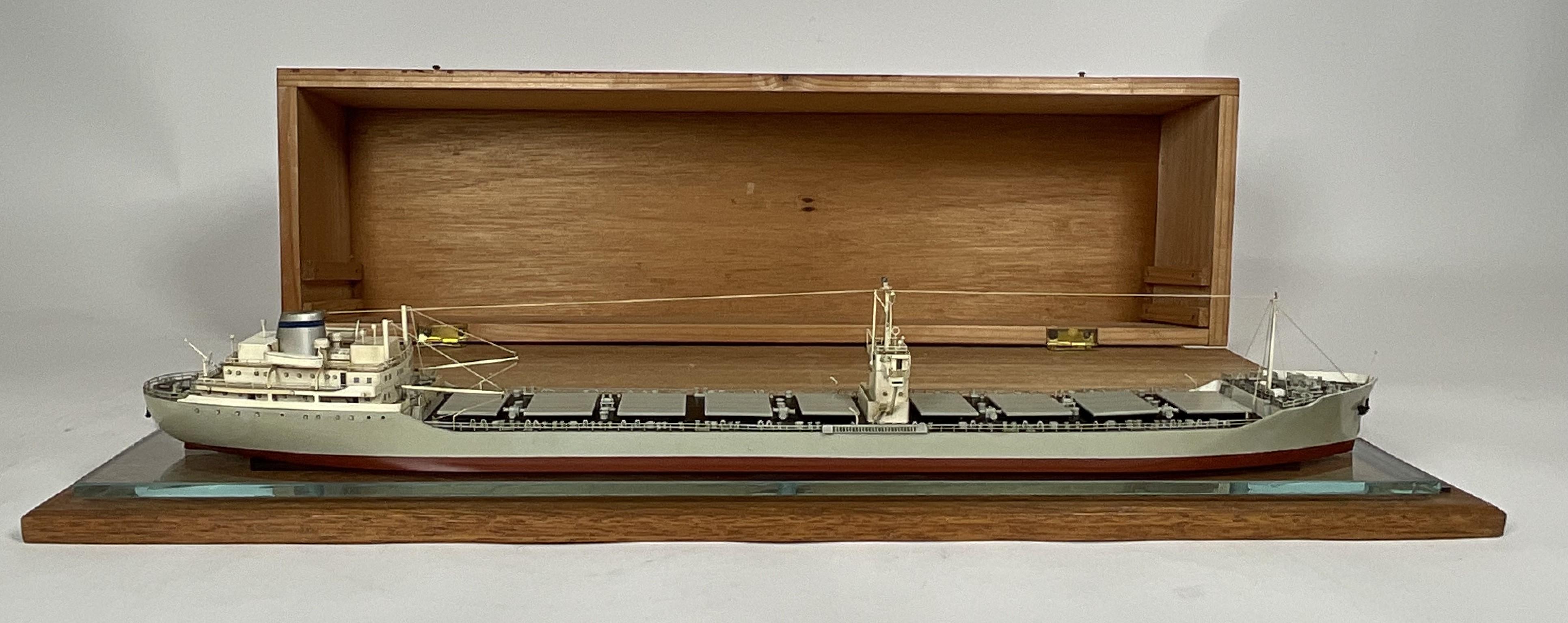 Milieu du XXe siècle Modèle aquatique d'un porteur d'huile et d' Ore japonais en vente