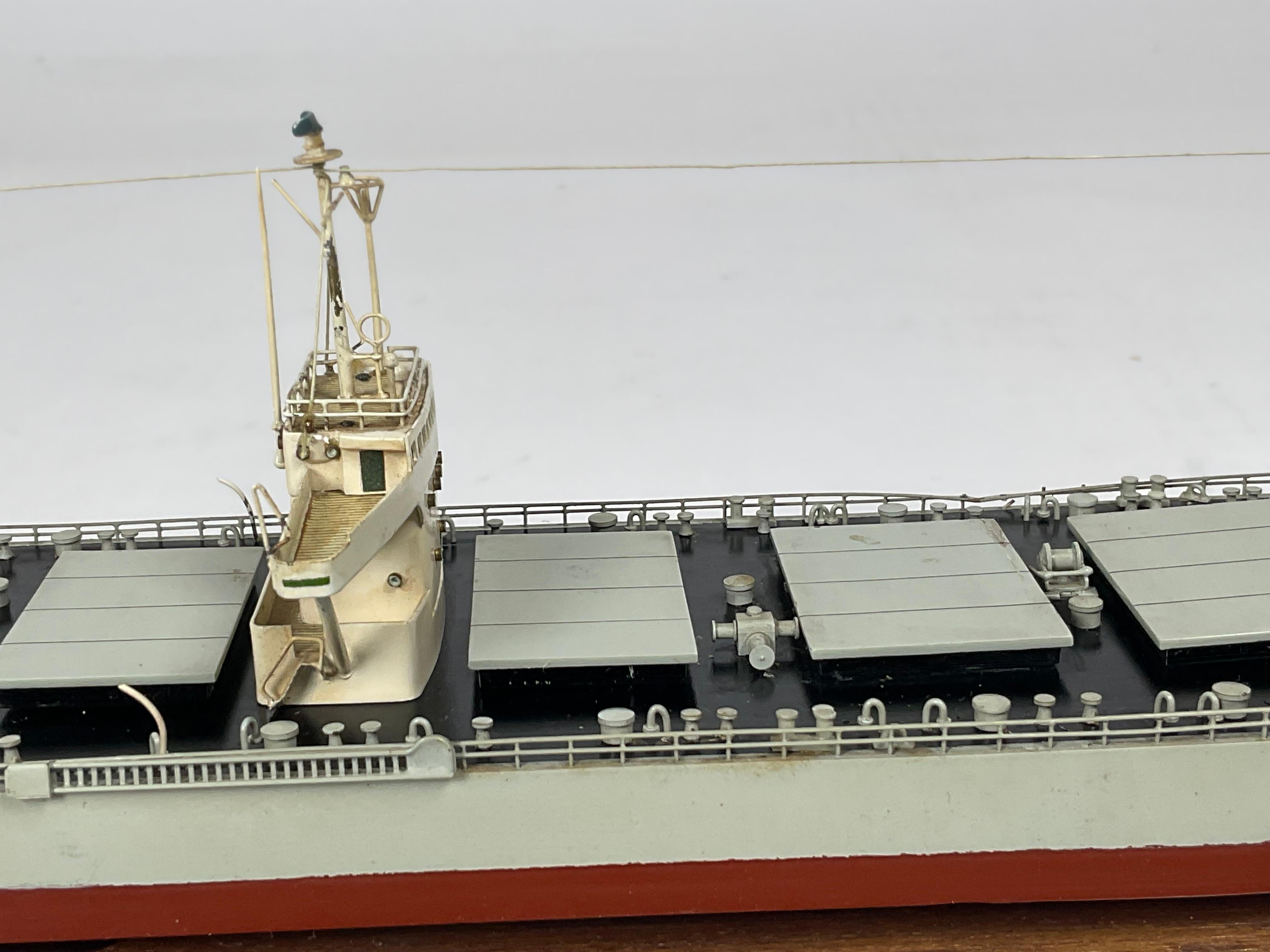 Modèle aquatique d'un porteur d'huile et d' Ore japonais en vente 3