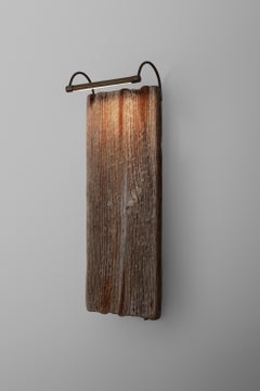 Wassergehäkelte, gefundene Holzskulptur mit LED-Leuchte in antiker Ausführung