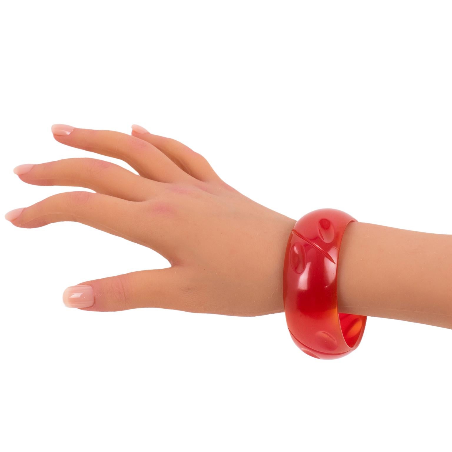 Bracelet sculpté en bakélite rose melon Excellent état - En vente à Atlanta, GA