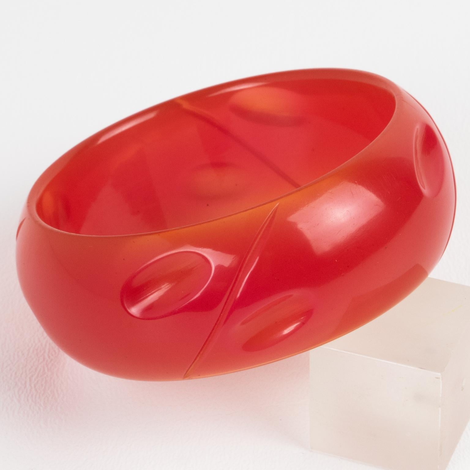 Bracelet sculpté en bakélite rose melon Unisexe en vente