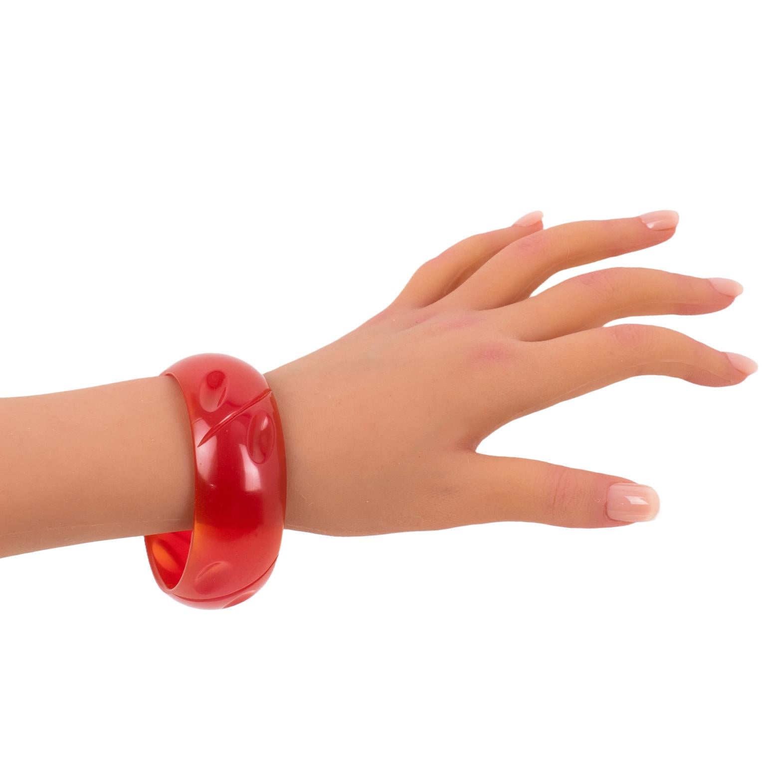 Bracelet sculpté en bakélite rose melon en vente 2