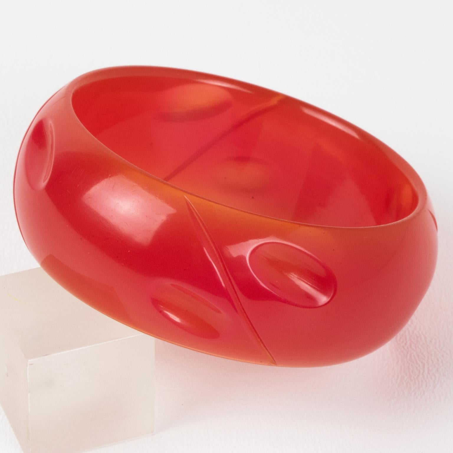 Bracelet sculpté en bakélite rose melon en vente 3