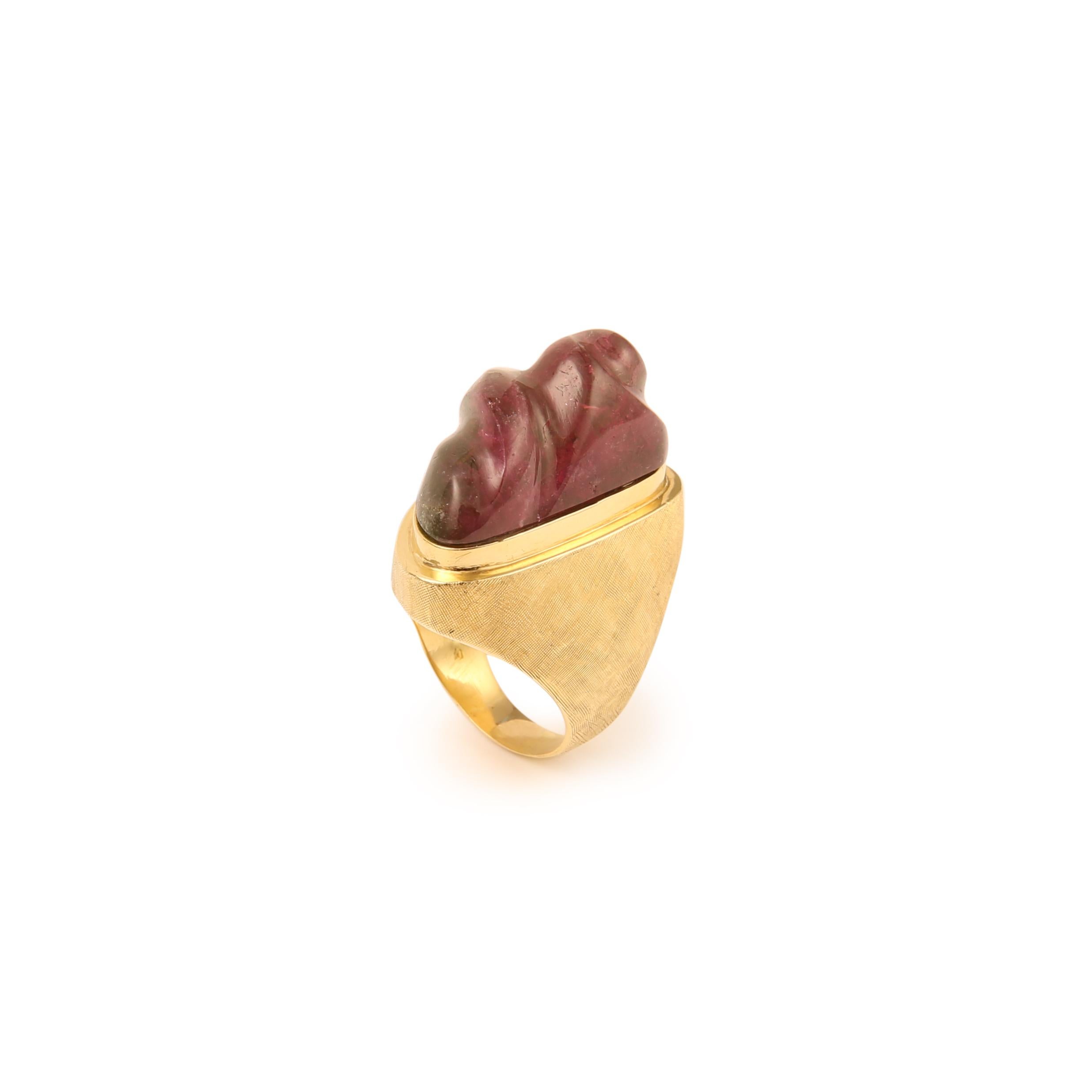 Important cocktail ring in brushed yellow gold set with an imposing cabochon of watermelon tourmaline carved in the shape of a conch attributed to Roberto Burle-Marx.

Some micro-blemishes on the cabochon.

Ring's dimensions: 27.55 x 17.74 x 17.20