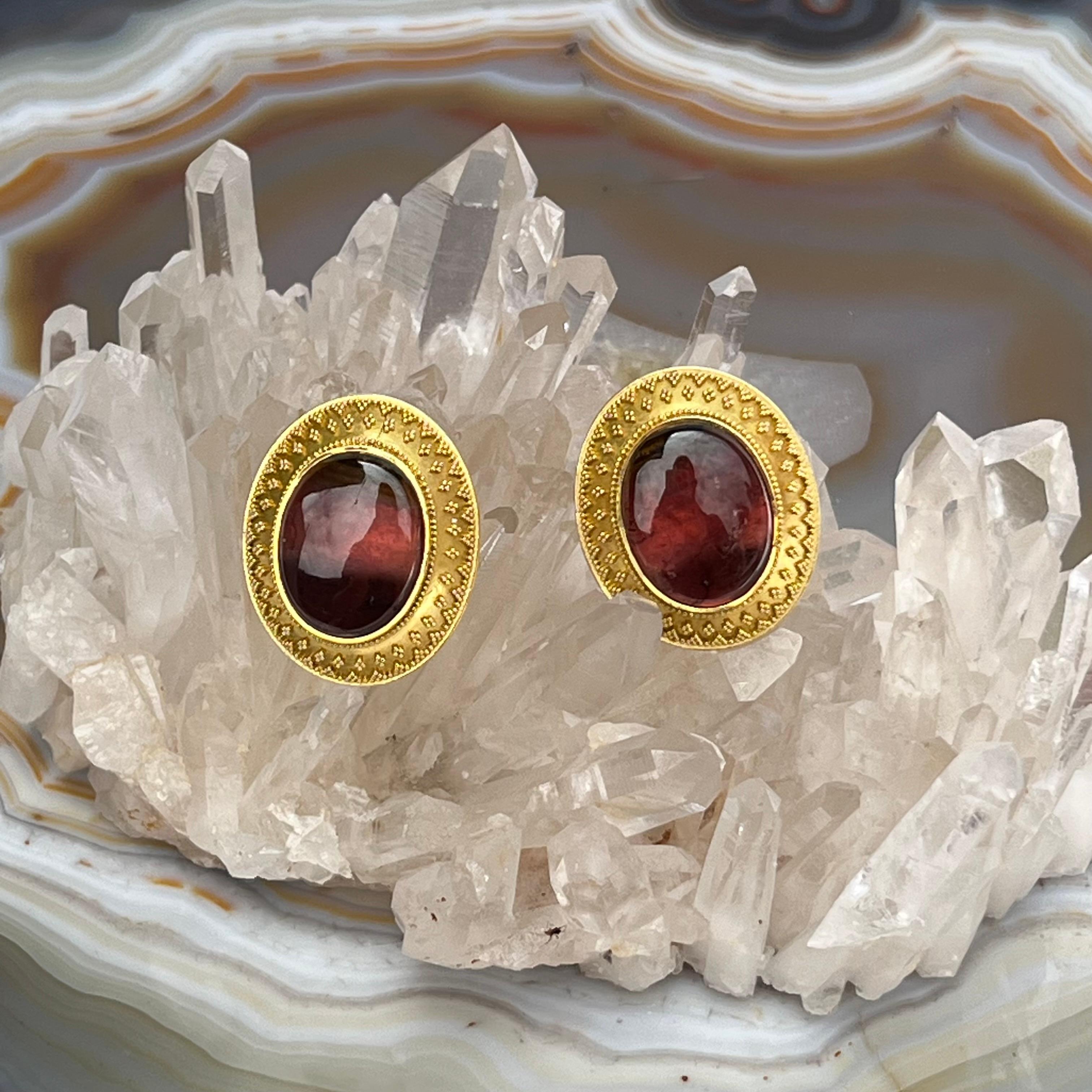 Cabochon Orecchini balinesi con tormalina anguria e oro 18 carati in vendita