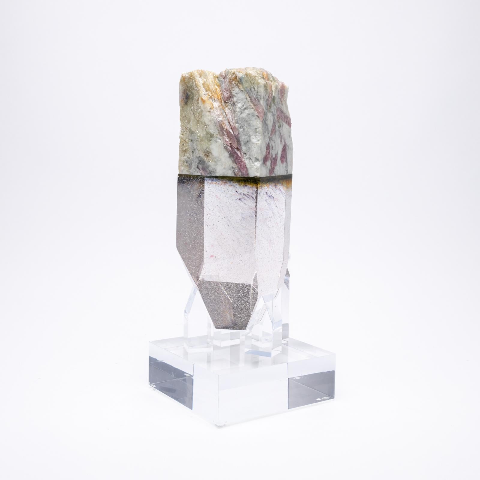Organique Sculpture Fusion en verre de forme organique avec tourmaline melon d'eau et quartz sur acrylique en vente