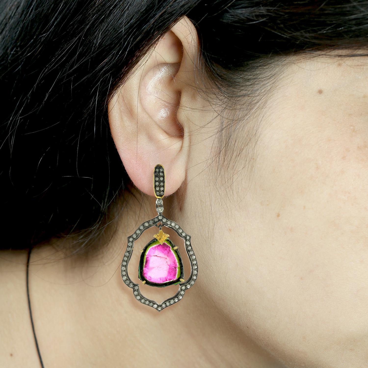18k:2.64g,
Diamante: 1,45ct,
Silver:6.63gm,
Tourmaline:21.55ct
Dimensioni: 49X25MM