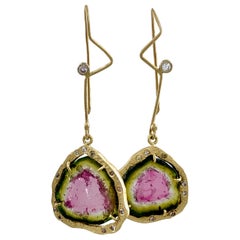 Pendants d'oreilles en or 18 carats avec tranches de tourmaline melon d'eau et halo de diamants