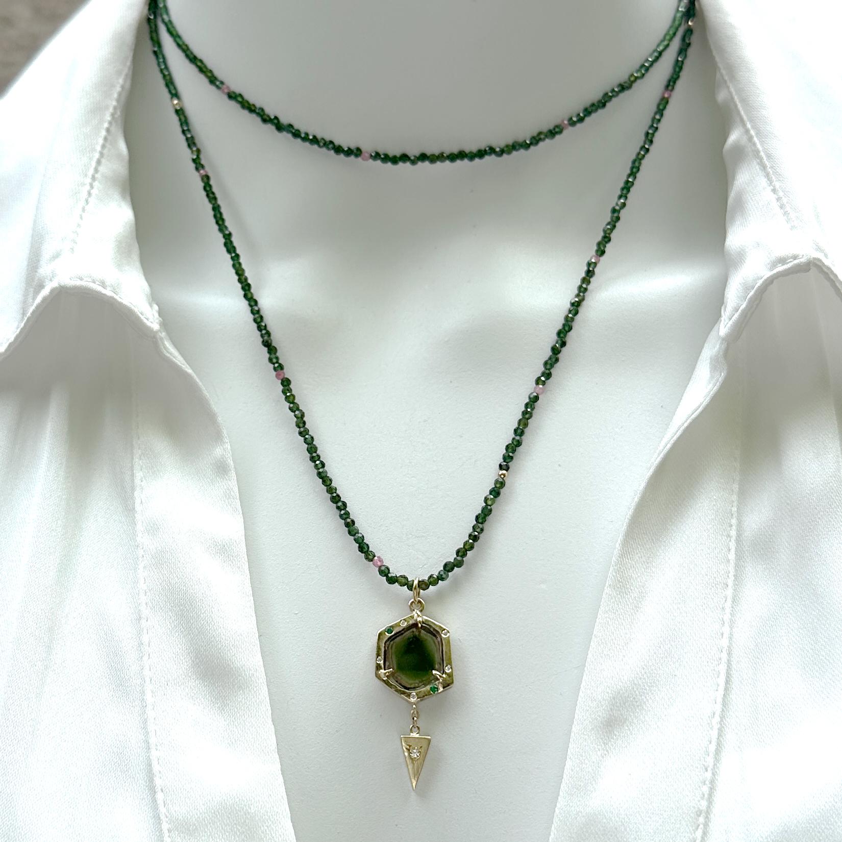 Contemporaneo Ciondolo a fetta di tormalina anguria in oro 14K con accenti di diamanti e smeraldi in vendita