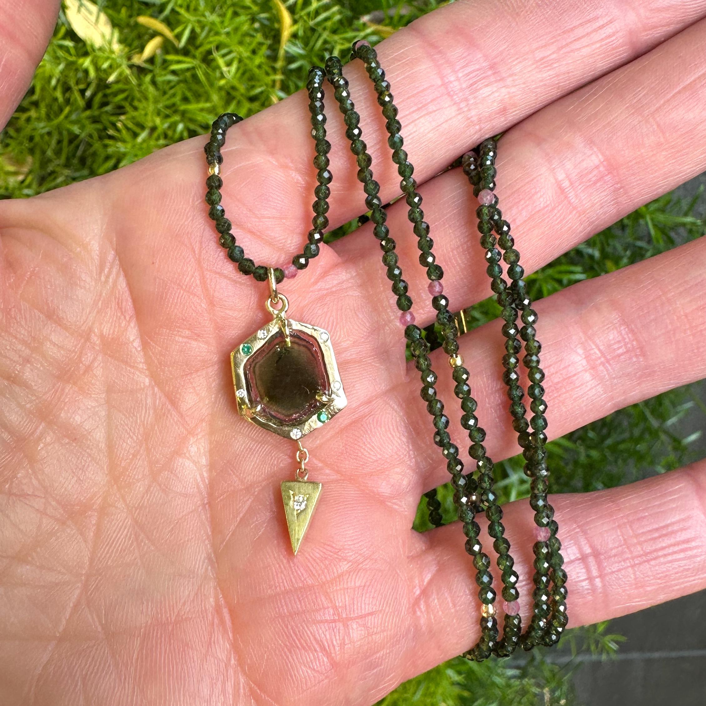 Taglio brillante Ciondolo a fetta di tormalina anguria in oro 14K con accenti di diamanti e smeraldi in vendita
