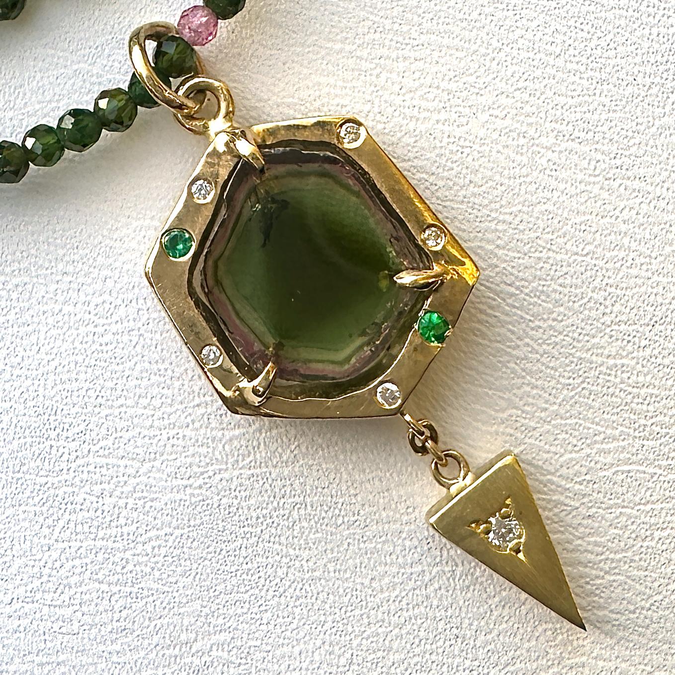 Ciondolo a fetta di tormalina anguria in oro 14K con accenti di diamanti e smeraldi in vendita 3