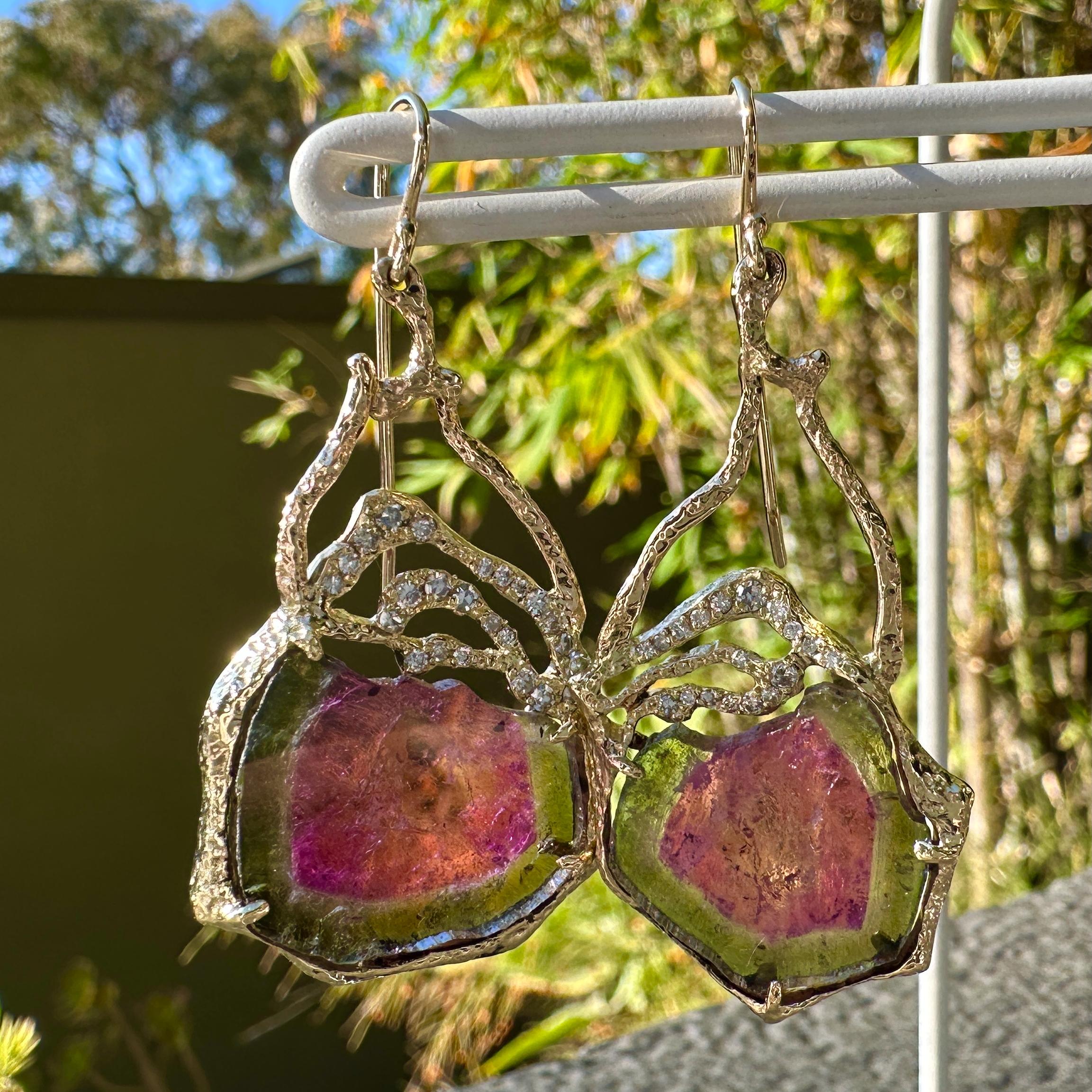 Questi splendidi orecchini di Eytan Brandes, unici nel loro genere, presentano fette di tormalina bicolore incorniciate da una texture d'oro con piccoli diamanti. 

Le tormaline brasiliane di colore rosa e verde hanno molte inclusioni naturali