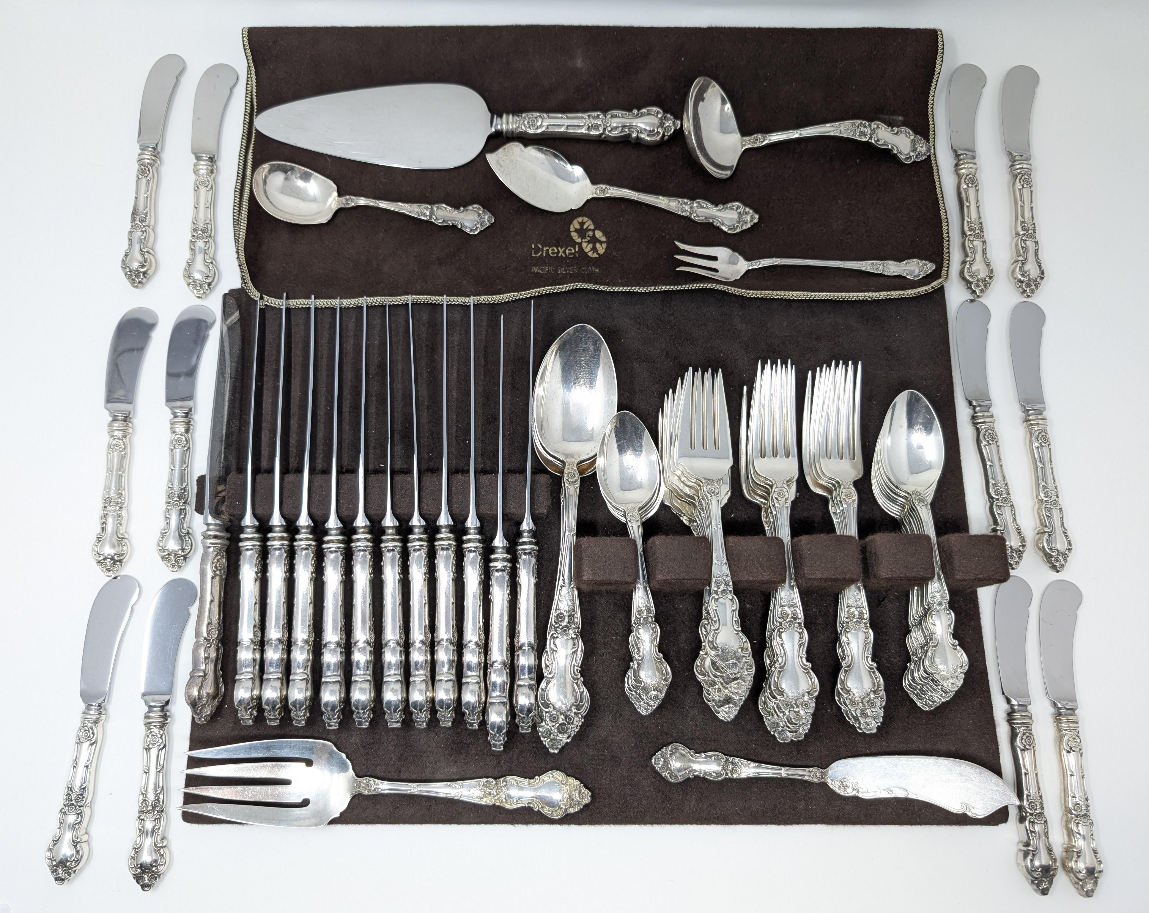 Splendido set di posate in argento sterling Meadow Rose by Watson / Wallace, 77 pezzi in totale (senza scatola). In ottime condizioni, senza monogrammi.

Questo set comprende:
12 coltelli
4 cucchiai
18 cucchiaini
12 Forchette
12 forchette da