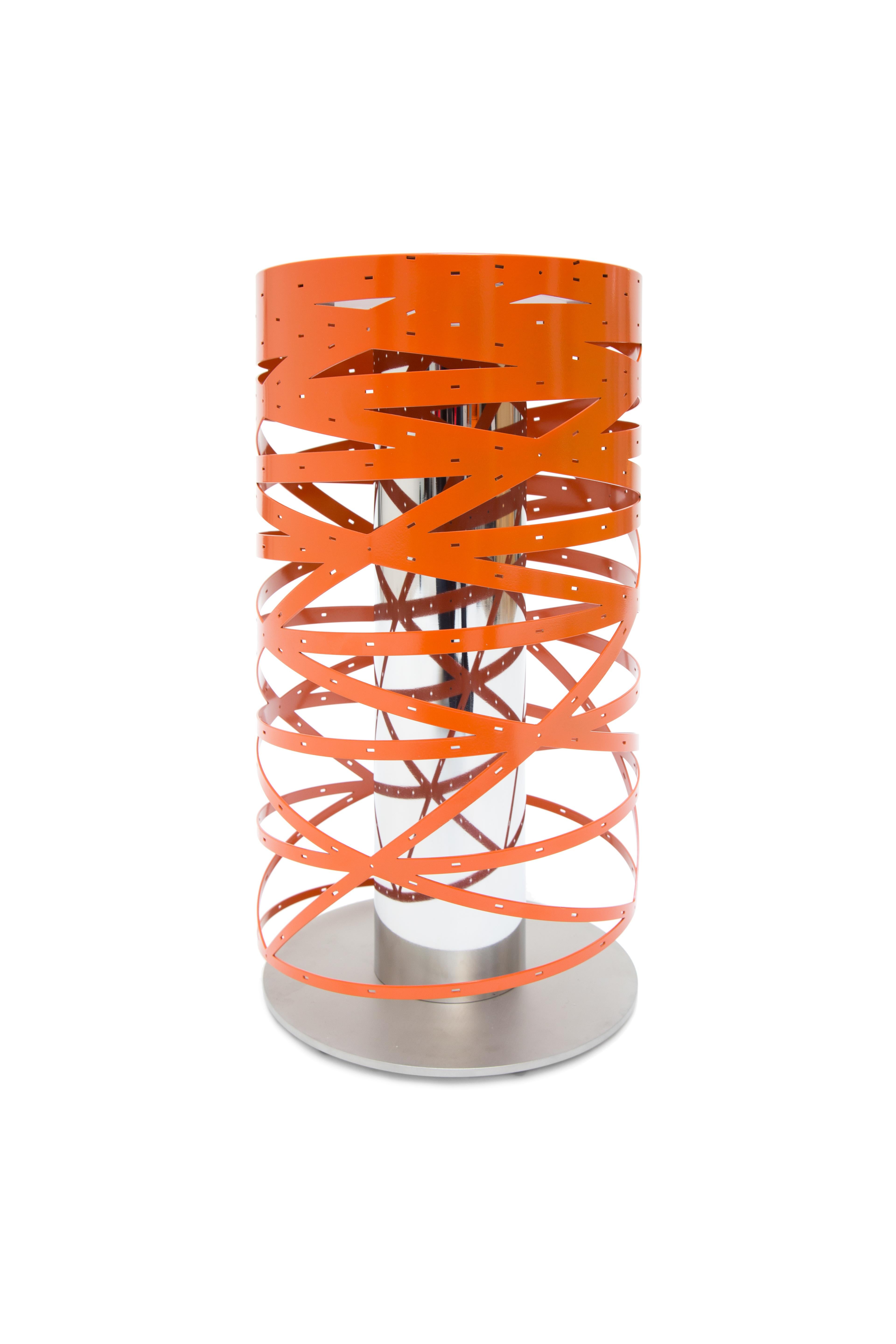 Watt est une lampe à poser simple et élégante, créée par Sylvain Dubuisson, architecte et designer en 2019. C'est simple puisqu'il a la forme d'un cylindre. Astucieux parce que l'ajourage du cylindre est un modèle mathématique unique dans lequel 6