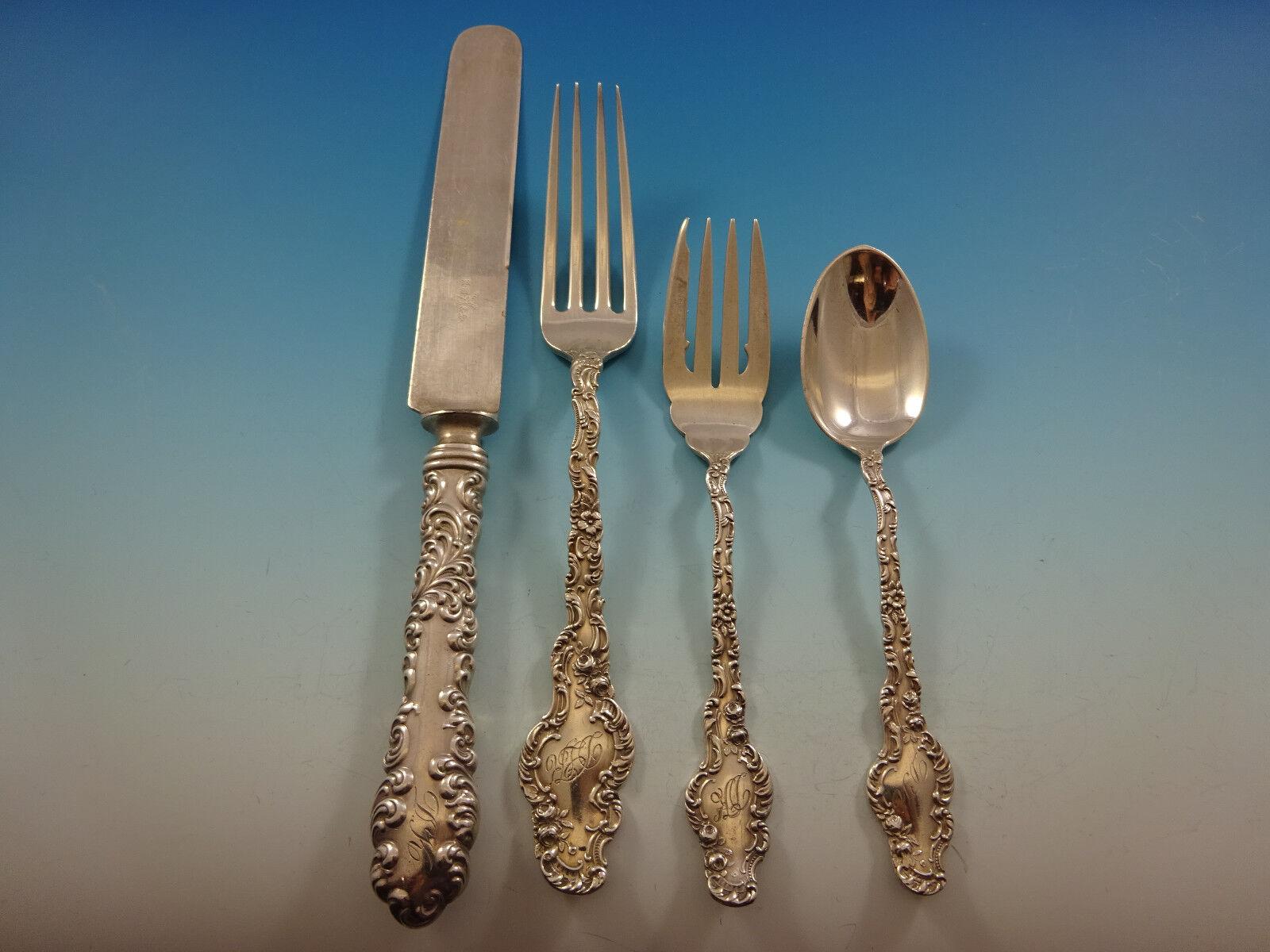 Watteau by Durgin Sterling Silver Dinner Size Flatware set - 74 pieces. Cet ensemble comprend :

12 Couteaux de table, lames émoussées argentées, 9 5/8