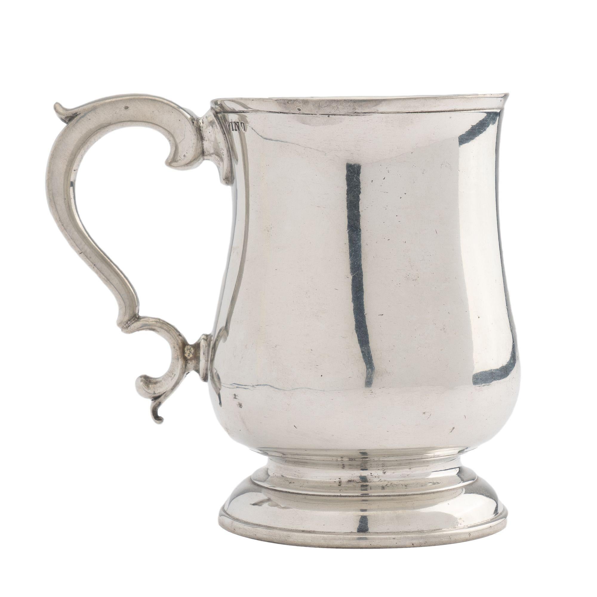 19th Century Watts & Harton Tulip Shaped Polished Pewter Mug with Applied Scroll Handle, 1830 For Sale