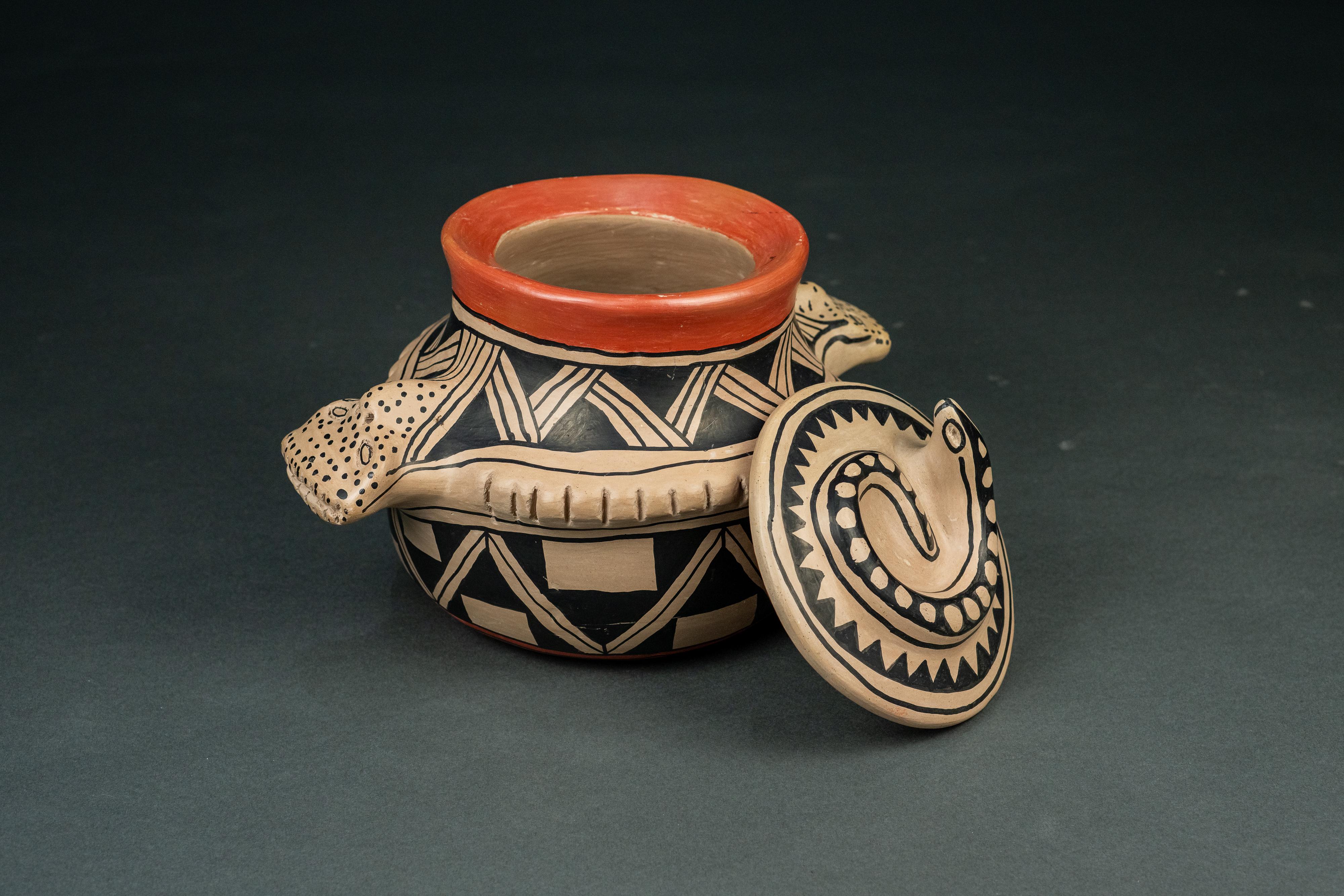 Dieses Stück einheimischer brasilianischer Keramik, das vom Stamm der Wauja im Haut-Xingu-Park geschaffen wurde, verbindet gekonnt Tradition und Zeitgenossenschaft. Die nach den Methoden der Vorfahren gefertigten und mit von den Traditionen der