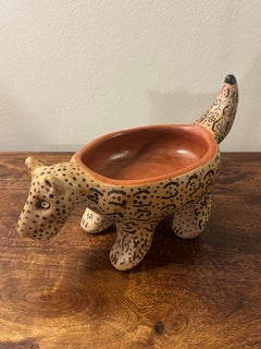Handgefertigte figurative Tonschale in Form eines Jaguars („Onça“) der brasilianischen Ureinwohner der Waujá