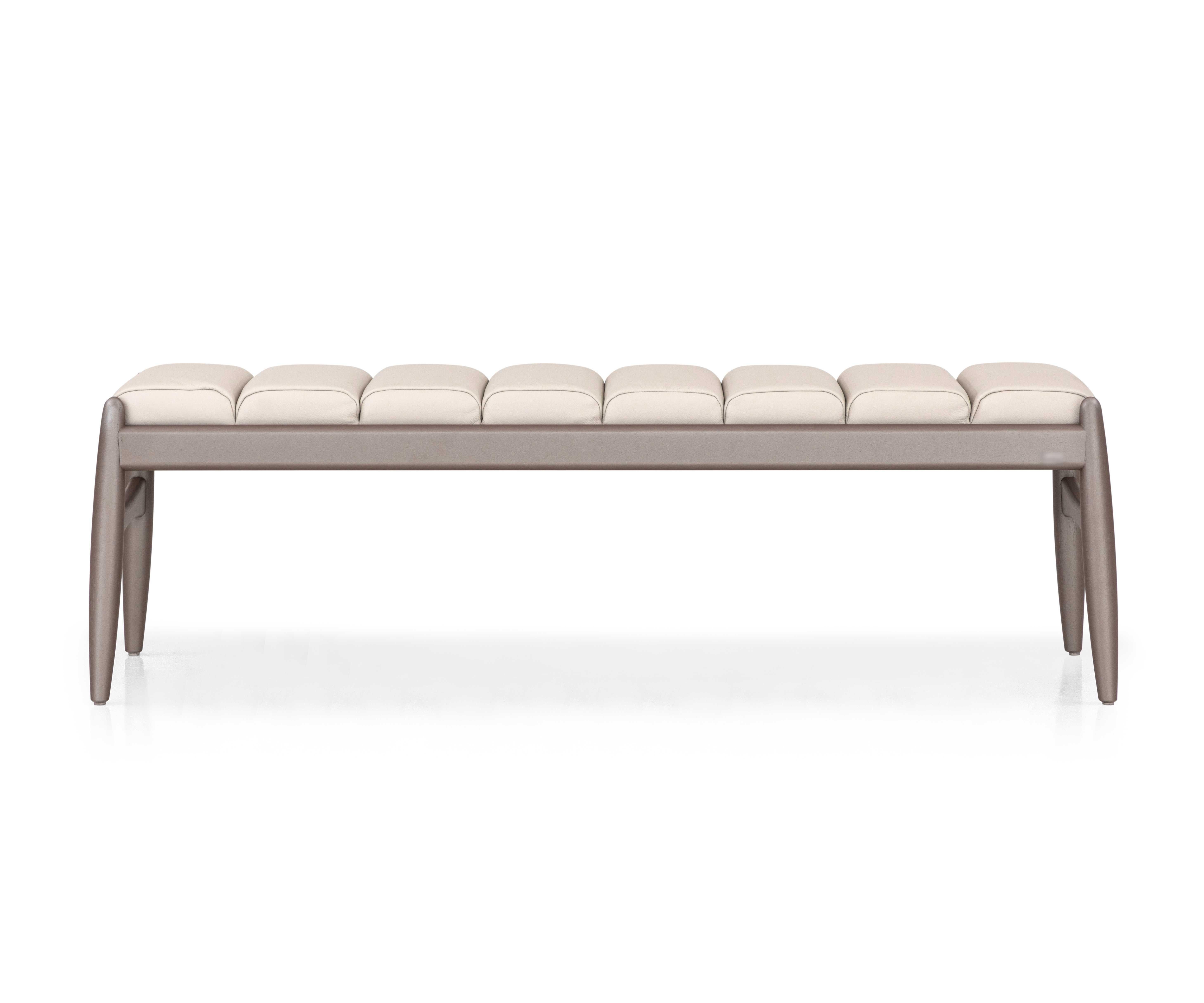 Banc Wave à deux places conçu par Larissa Batista pour Uultis en finition métallique chocolat avec un tissu en cuir beige doux et neutre. La banquette deux places Wave allie une sophistication intemporelle à une sensibilité moderne, mêlant