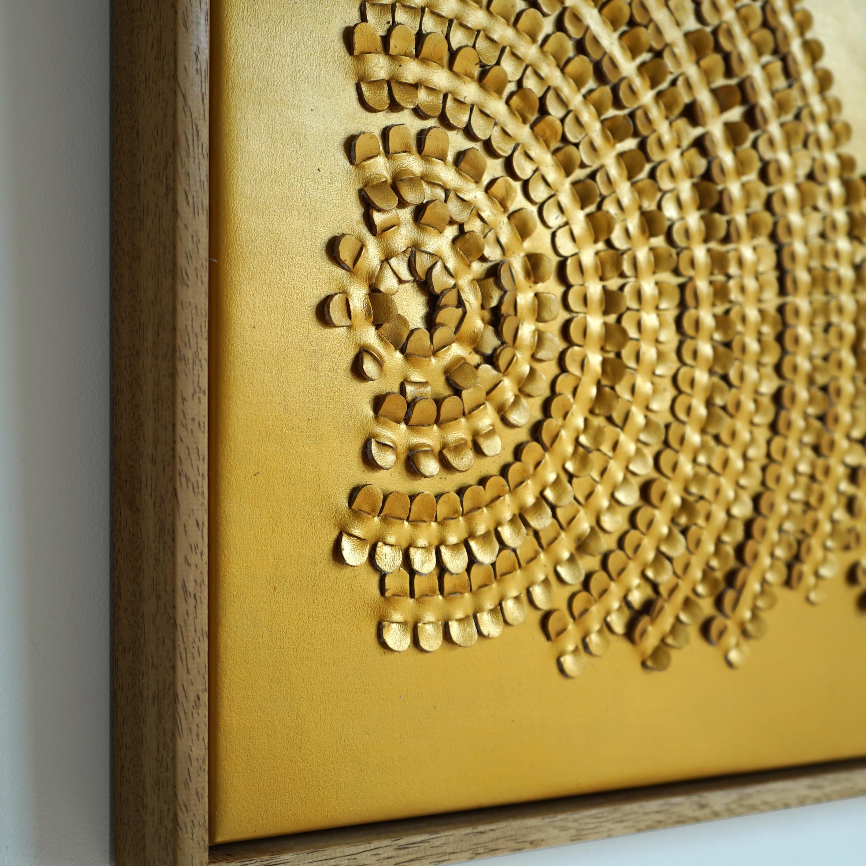 Welle:

Ein skulpturales 3D-Wandkunstwerk, das von Louise Heighes entworfen und aus zwei miteinander verwobenen Schichten goldenen Leders hergestellt wurde.
Die Maße sind 21 x 21 Zoll oder 54 x 54 cm.

Dieses Stück wurde vom Korbflechten