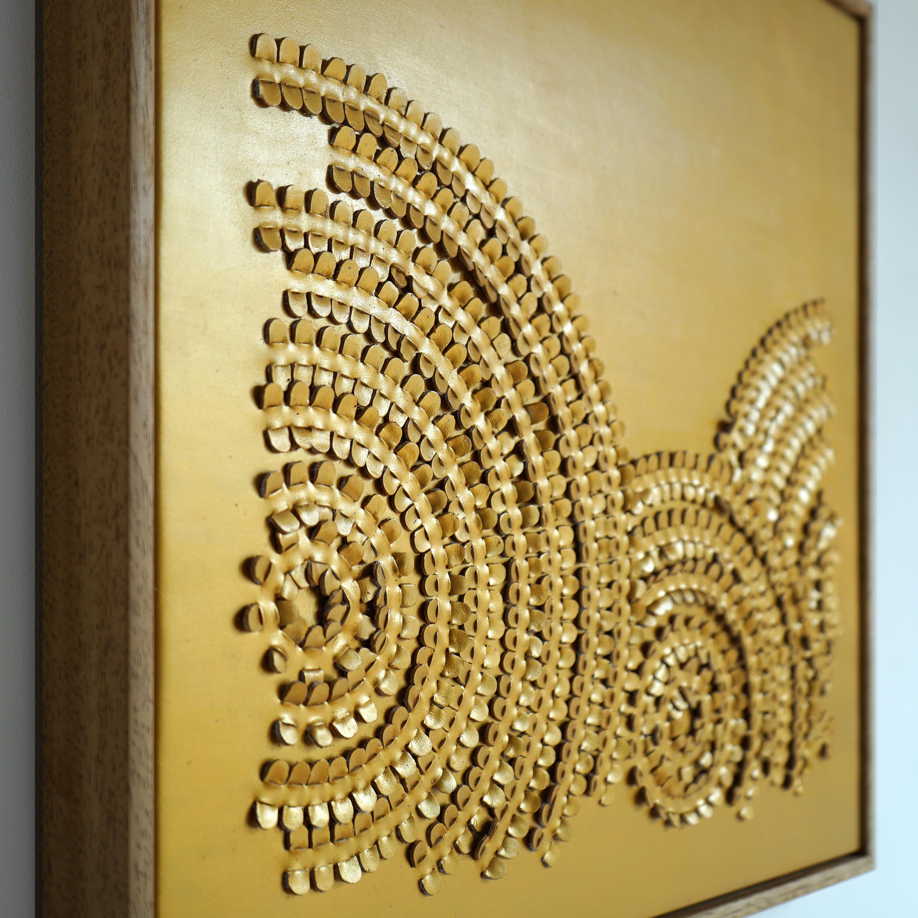 Welle. Ein 3D-Skulptur-Wandkunstwerk aus goldenem Leder. (Moderne) im Angebot
