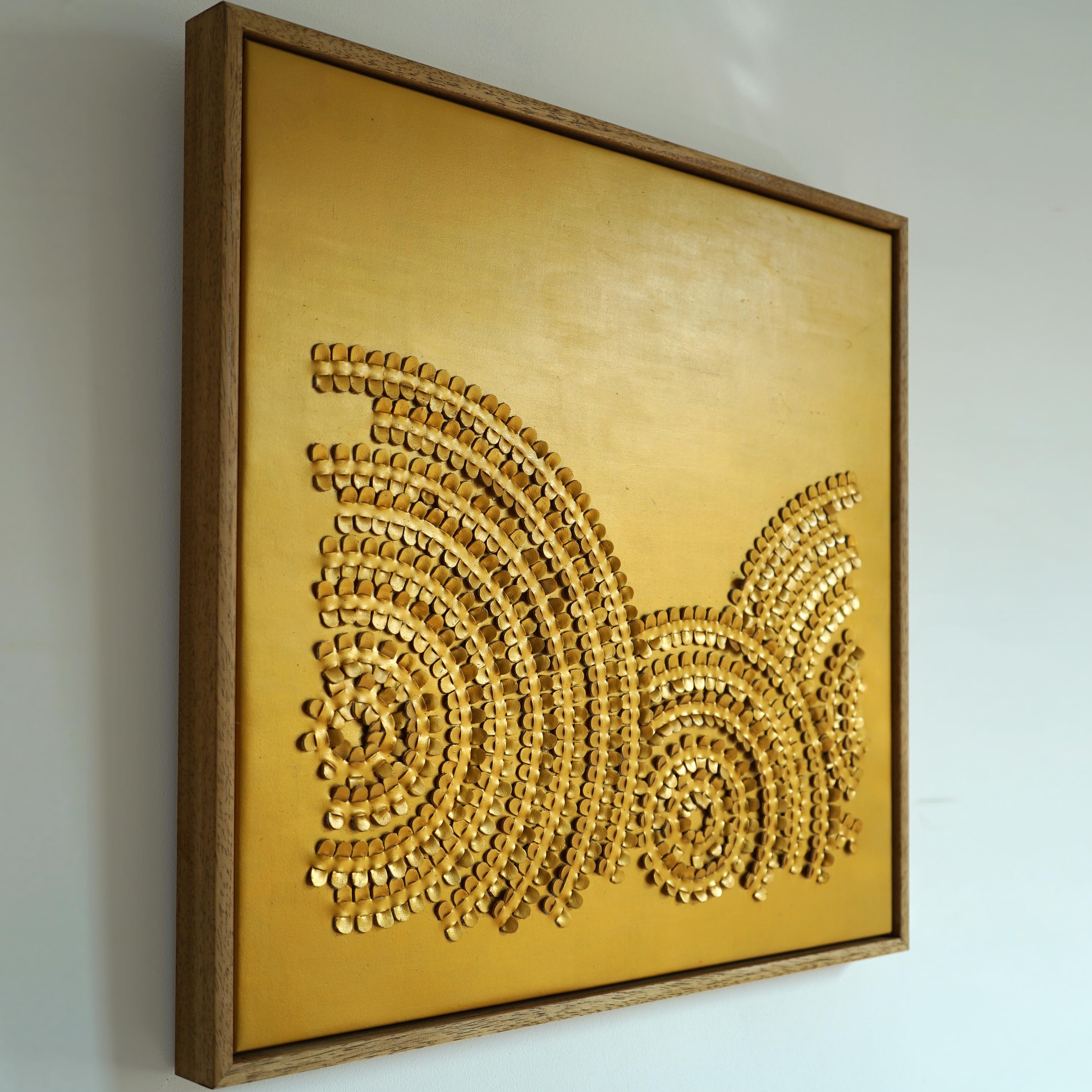 Welle. Ein 3D-Skulptur-Wandkunstwerk aus goldenem Leder. (Britisch) im Angebot