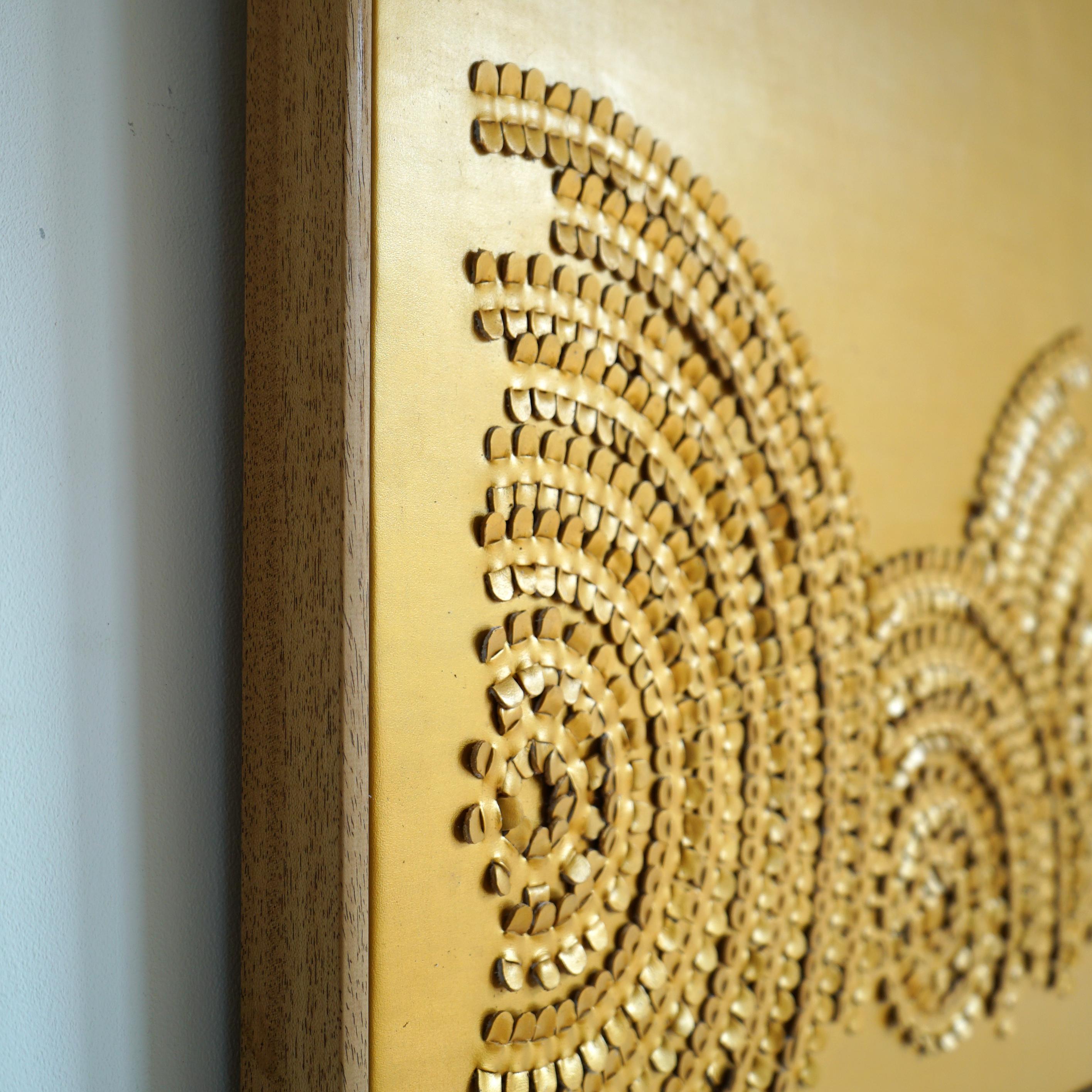 Welle. Ein 3D-Skulptur-Wandkunstwerk aus goldenem Leder. im Zustand „Neu“ im Angebot in Margate, GB