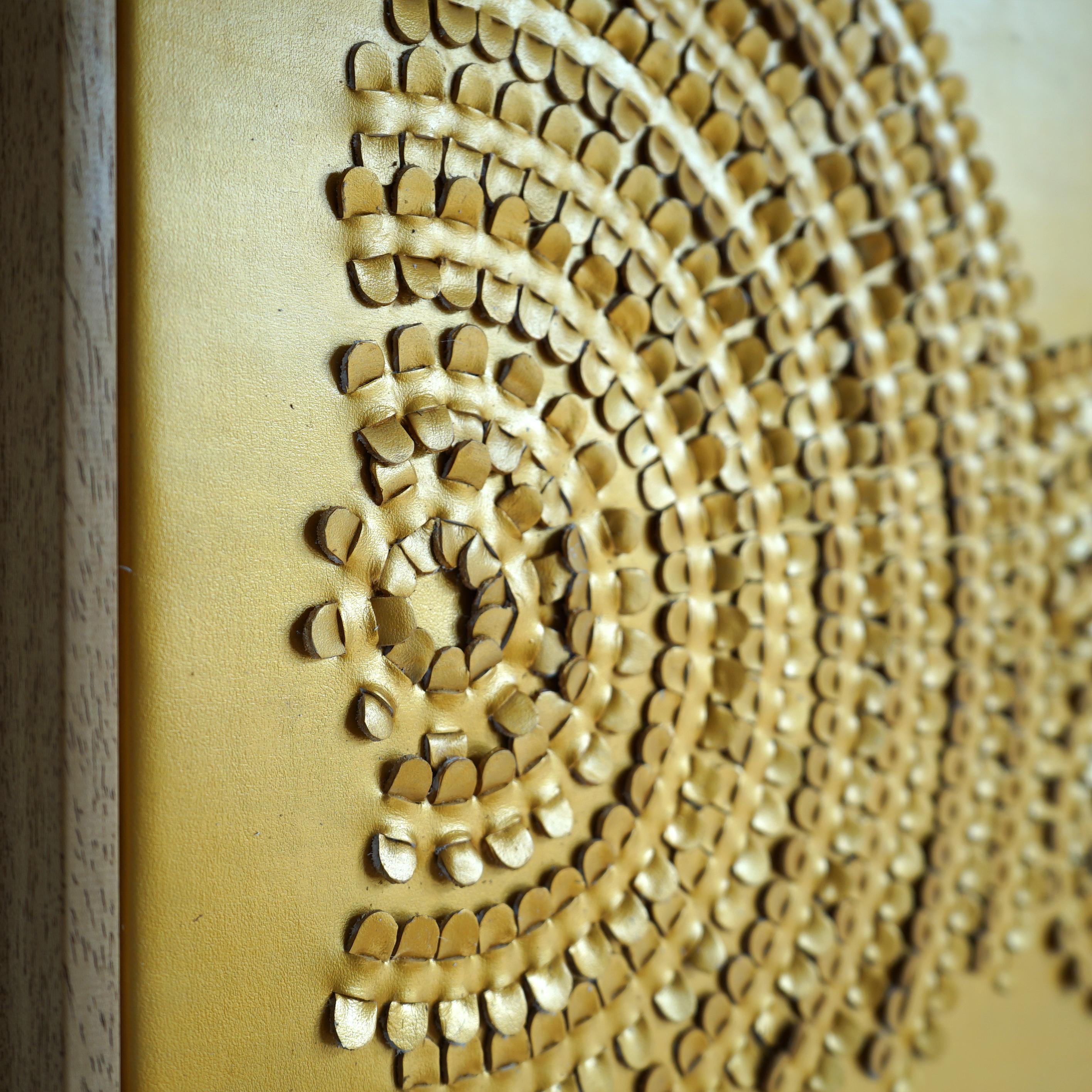 Welle. Ein 3D-Skulptur-Wandkunstwerk aus goldenem Leder. im Angebot 1