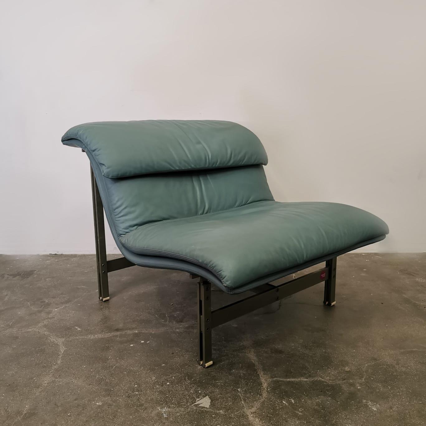 Le poltrone Wave, disegnate da Giovanni Offredi per Saporiti, sono un'accattivante coppia di sedie che incarnano eleganza e innovazione. Con i loro caratteristici schienali a forma di onda, queste poltroncine sono un elemento di spicco in qualsiasi