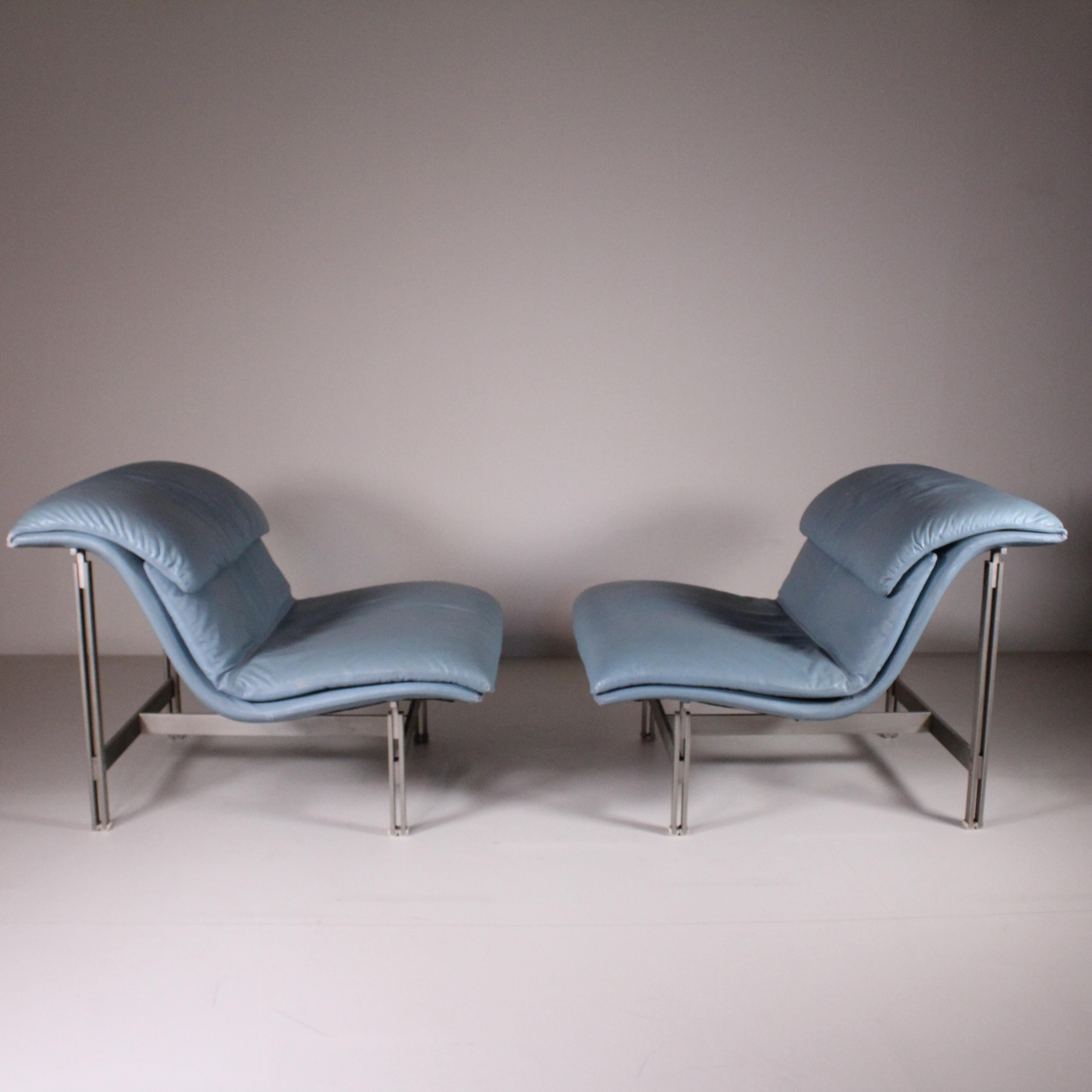 The Wave Armchairs, designed by Giovanni Offredi for Saporiti, are a captivating pair of chairs that embody elegance and innovation. With their distinctive wave-shaped backrests, these armchairs make a bold statement in any interior.
The Wave
