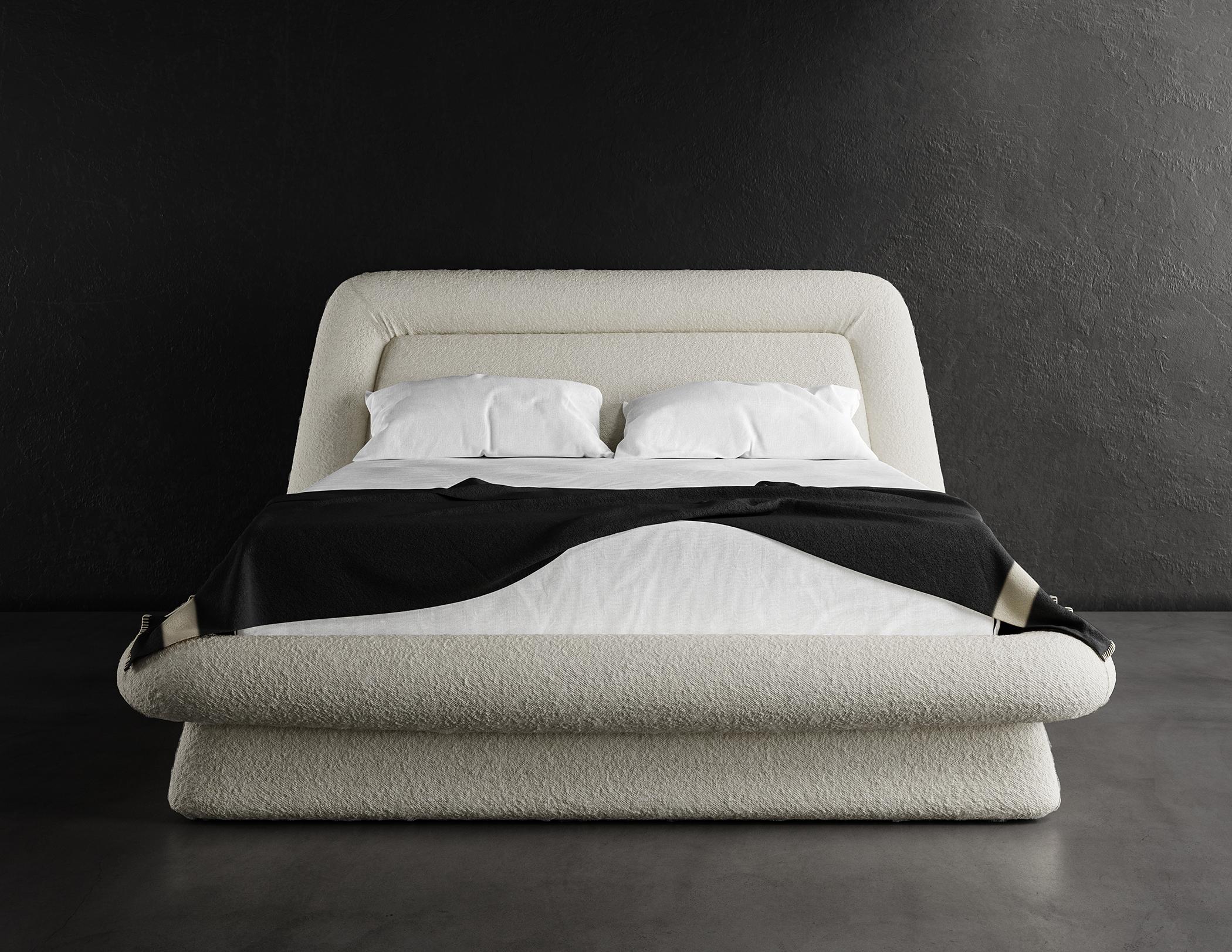 Das Wave Bed in Queen Size ist ein stilvoller und moderner Bettrahmen, der jedes moderne Schlafzimmer aufwertet. Er ist mit einem luxuriösen Cloud-Boucle-Stoff in einem warmen Weiß gepolstert, der dem Raum einen Hauch von Eleganz und Raffinesse