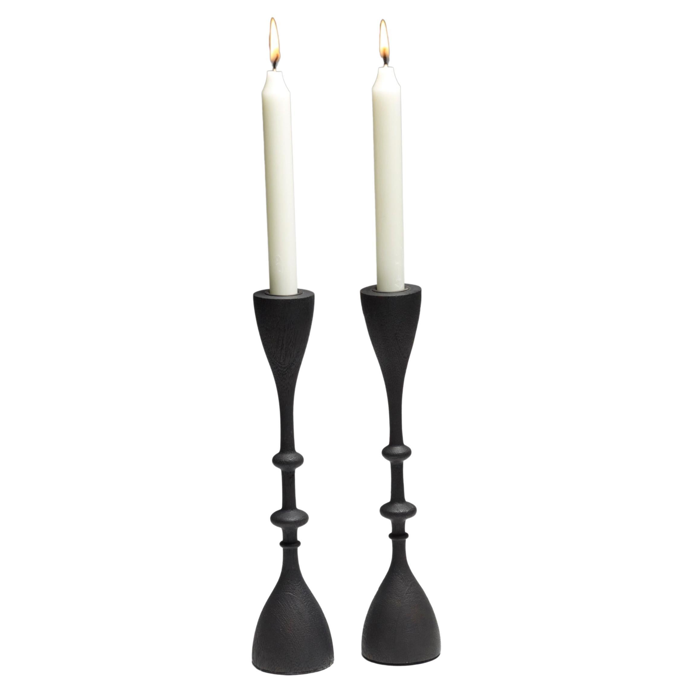 Tornito a mano dal legno di mango raccolto in modo sostenibile, il candeliere Wave trae la sua forma dalle onde sinusoidali. Finitura bruciata e oliata. Disponibile in versione corta (12
