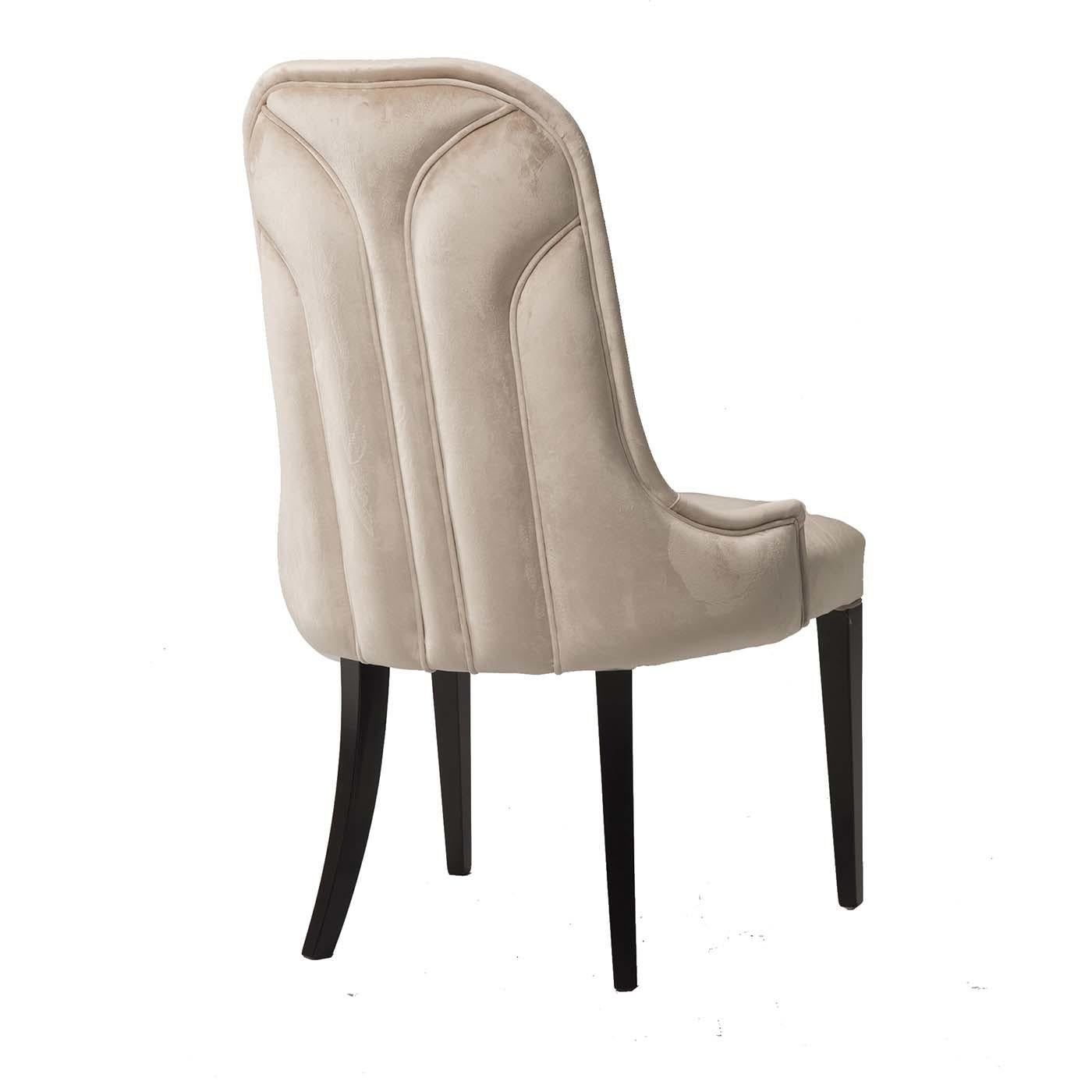 A wonderful addition to any decor with a modern and cosmopolitan flavor, this stylish Oscar collection wave chair combines tradition and modernity with a splendid design featuring sophisticated elements, such as wood of exceptional quality.