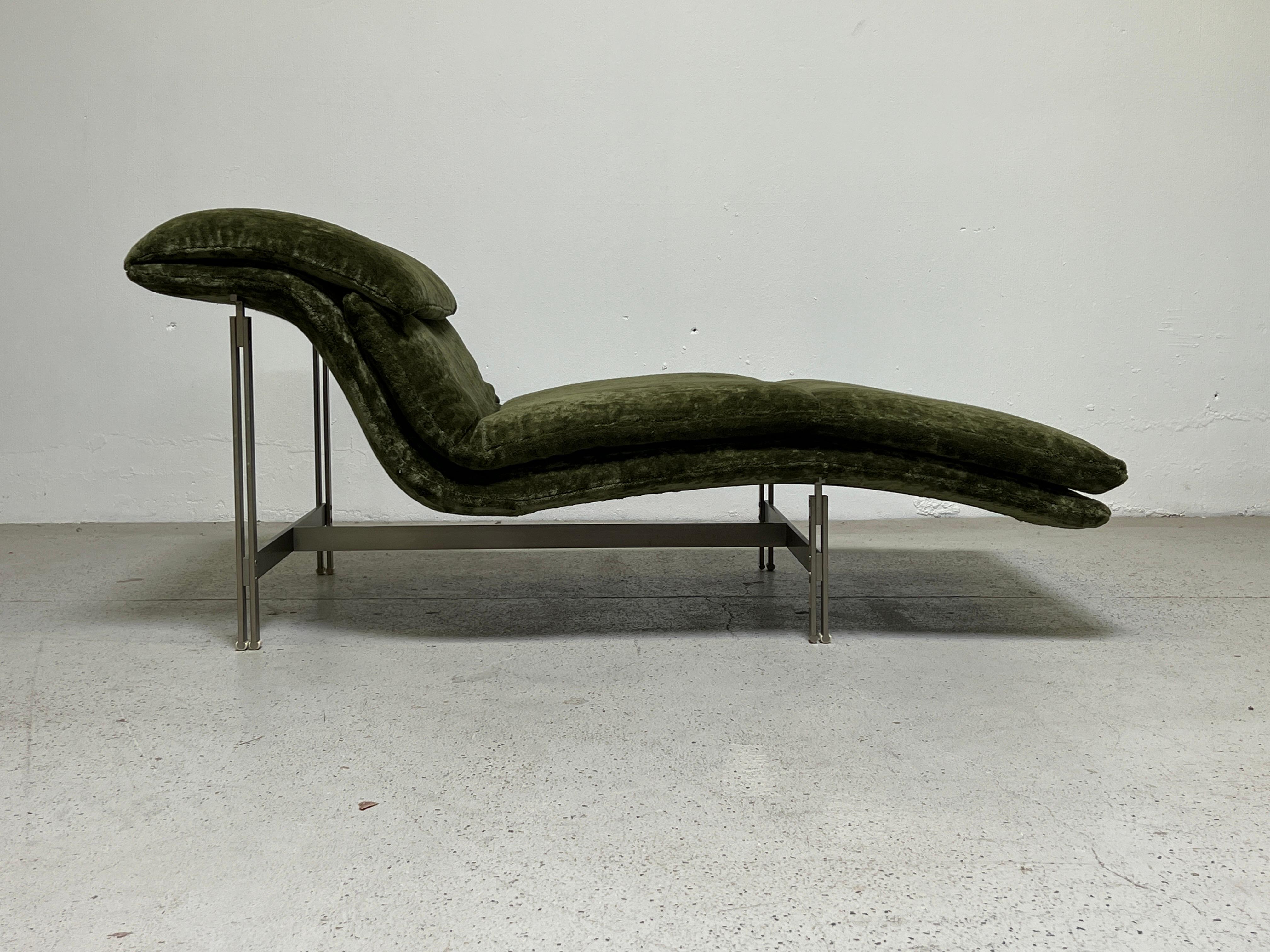 A beautifully reupholstered wave chaise designed by Giovanni Offredi for Saporiti Italia in Holly Hunt Lush velvet / Palm.