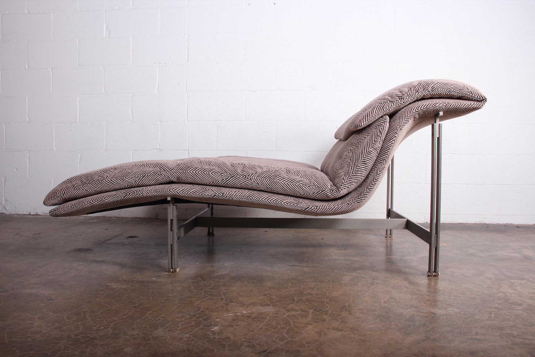 A perfectly reupholstered wave chase designed by Giovanni Offredi for Saporiti Italia.