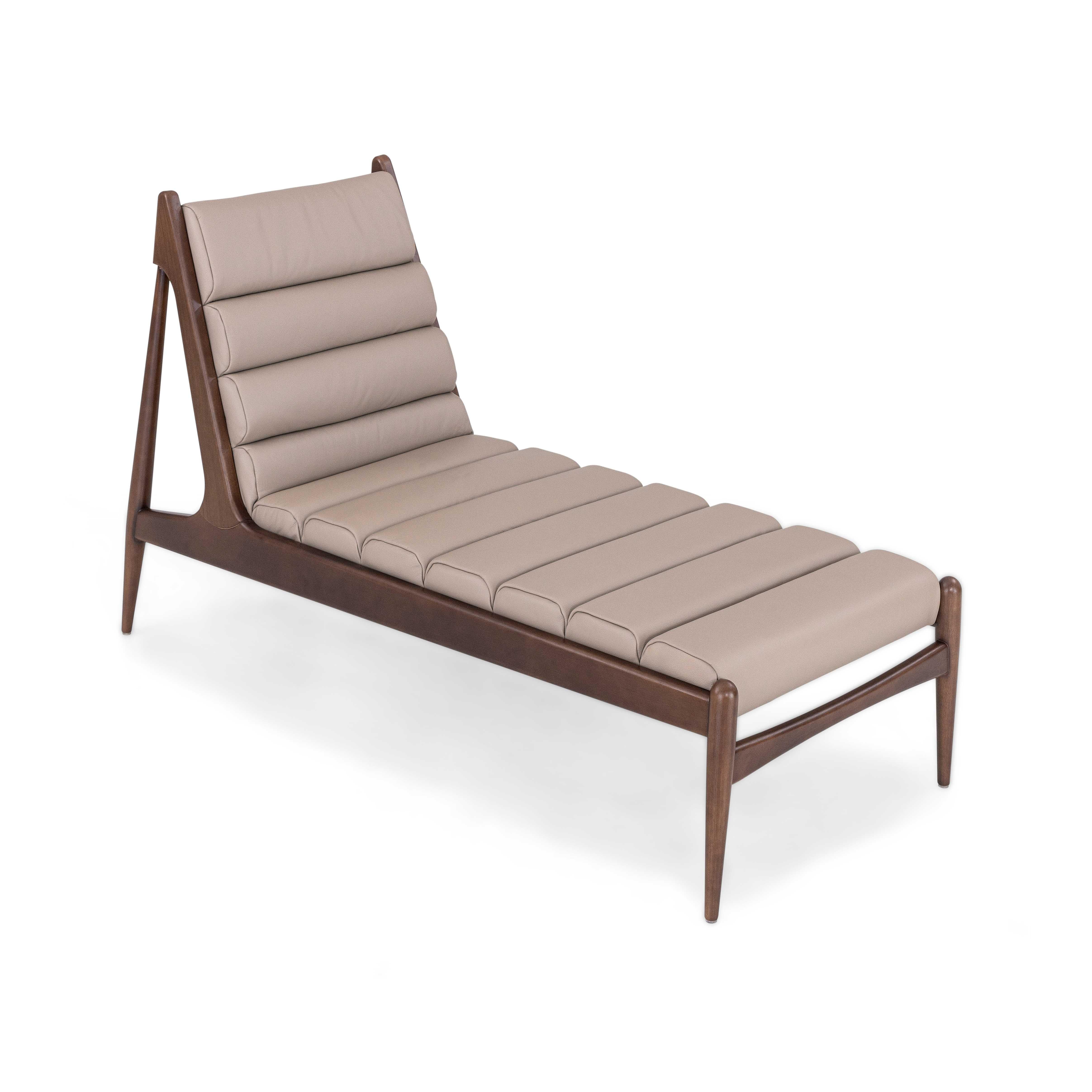 The Wave chaise lounge by Uultis merges sculptural design with luxurious comfort. Crafted from richly grained imbuia wood and upholstered in soft beige leather, this indoor chaise draws its name and visual rhythm from the undulating pattern of its