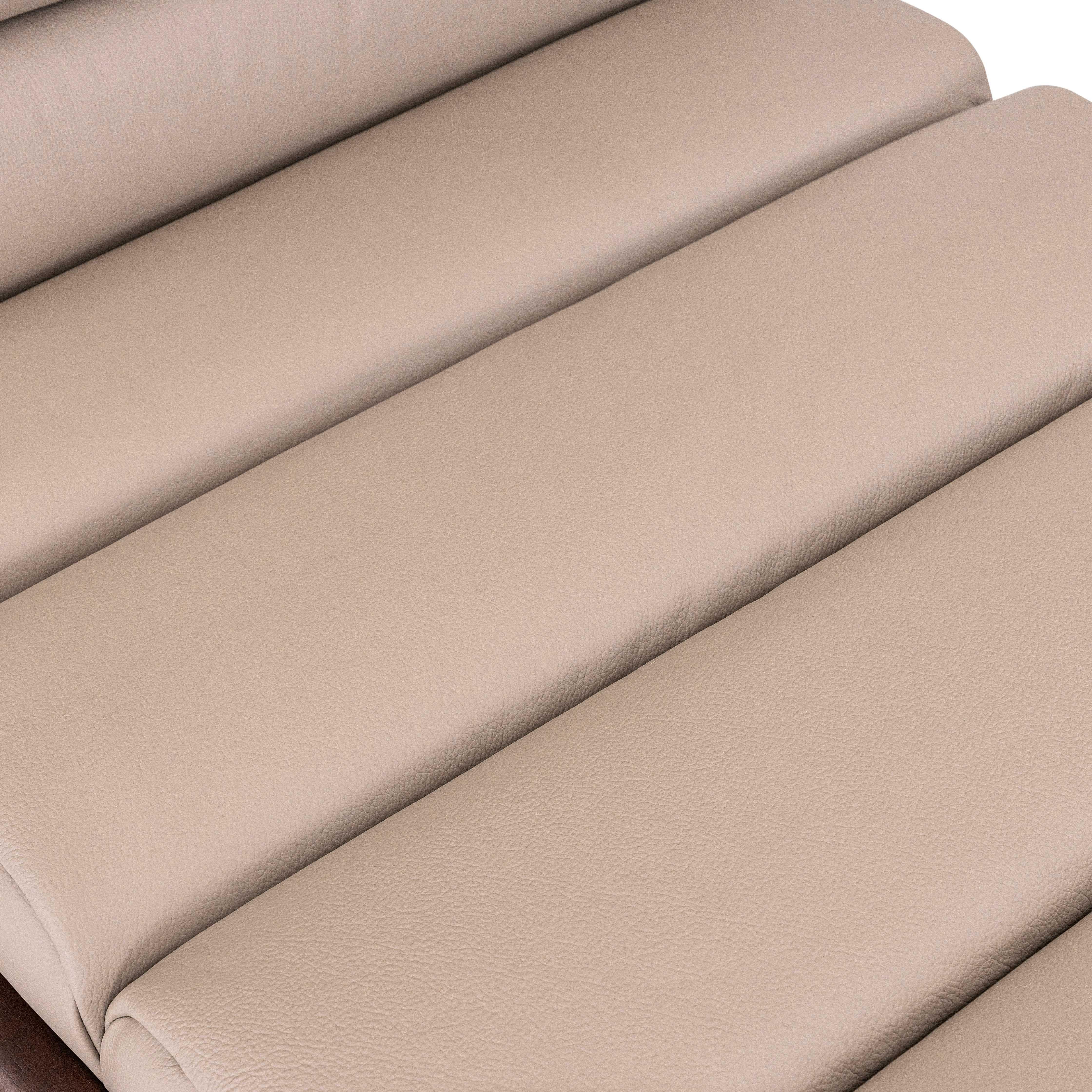 Chaise Lounge in Imbuia Wood and Beige Leather Upholstery - Wave Collection In New Condition For Sale In Miami, FL