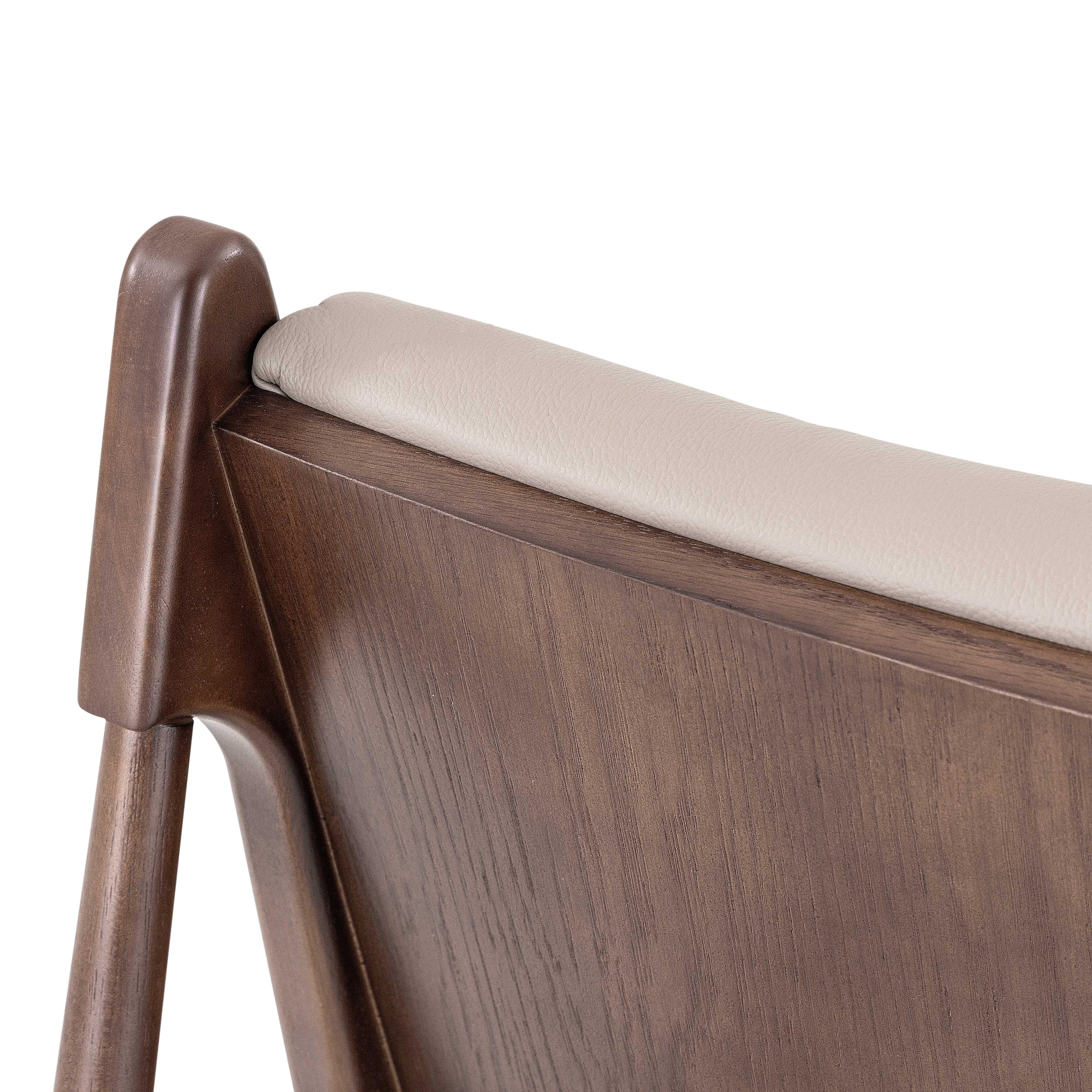Contemporary Chaise Lounge in Imbuia Wood and Beige Leather Upholstery - Wave Collection For Sale