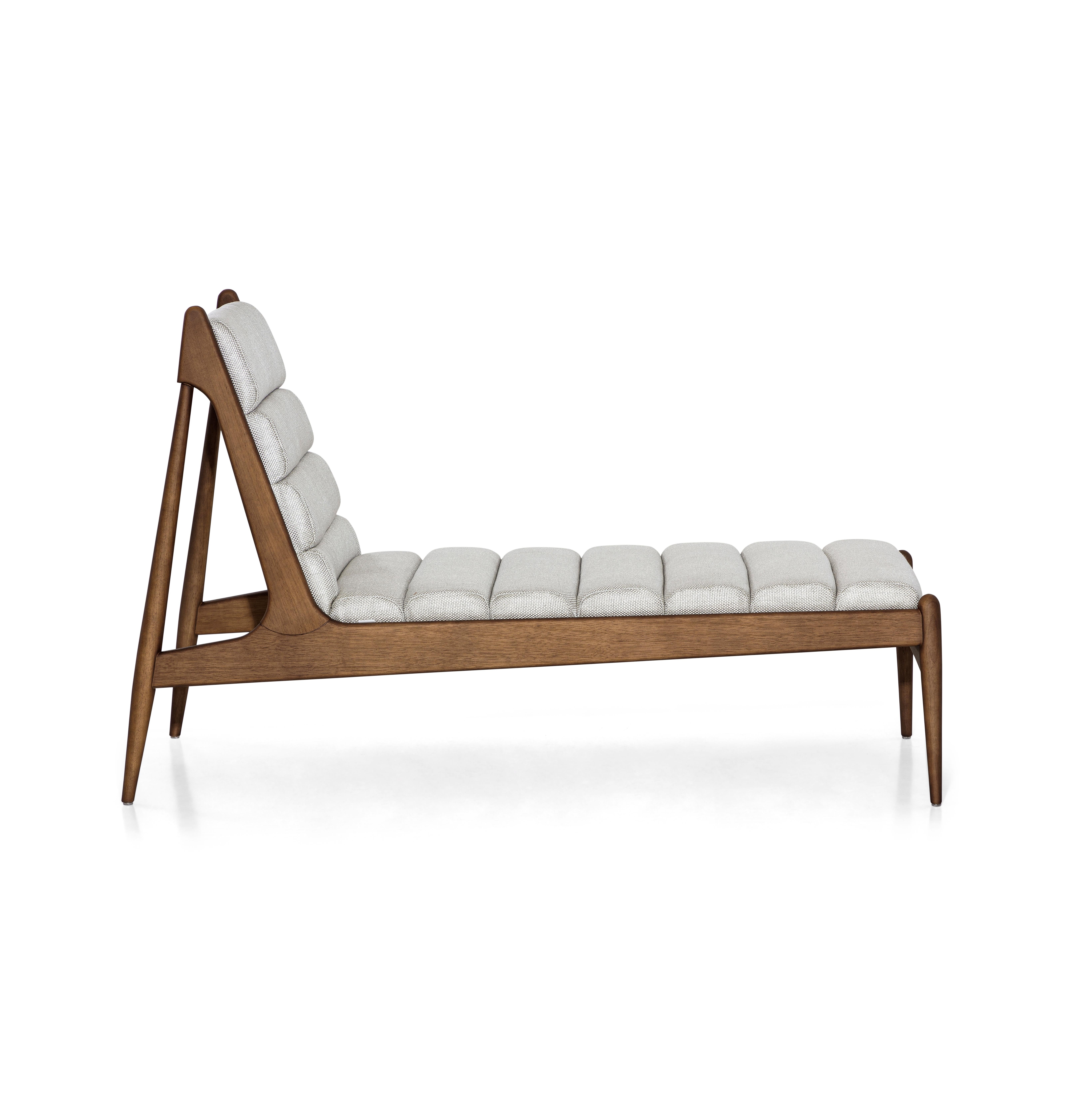 The Wave indoor chaise lounge in a walnut wood Uultis finish, and its upholstery reminiscent of waves in an off-white fabric, is the perfect addition for any contemporary, minimalist or traditional design project. This chaise is the ideal chair to