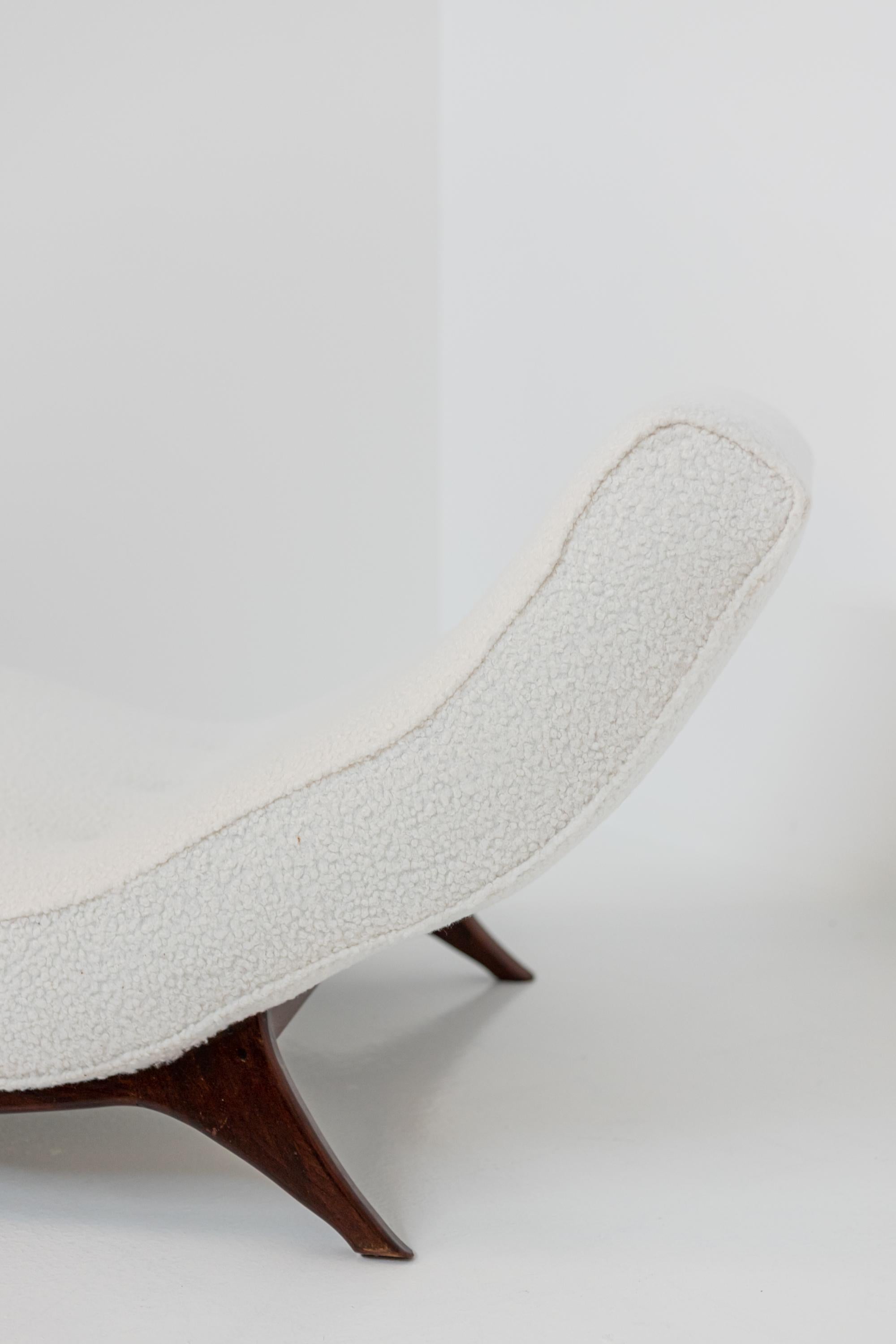 Wave Chaise Longue by Adrian Pearsall in White Bouclè 6