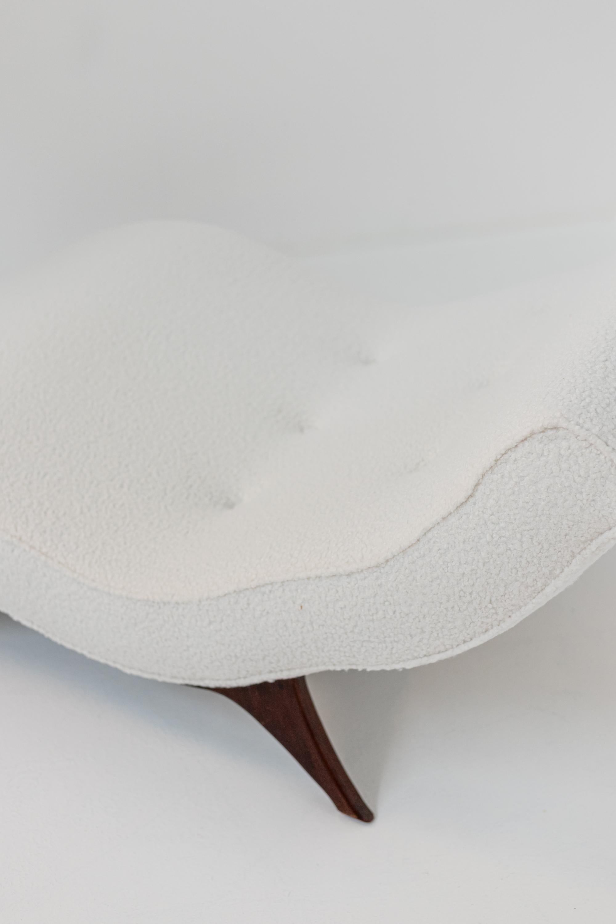 Wave Chaise Longue by Adrian Pearsall in White Bouclè In Good Condition In Milano, IT