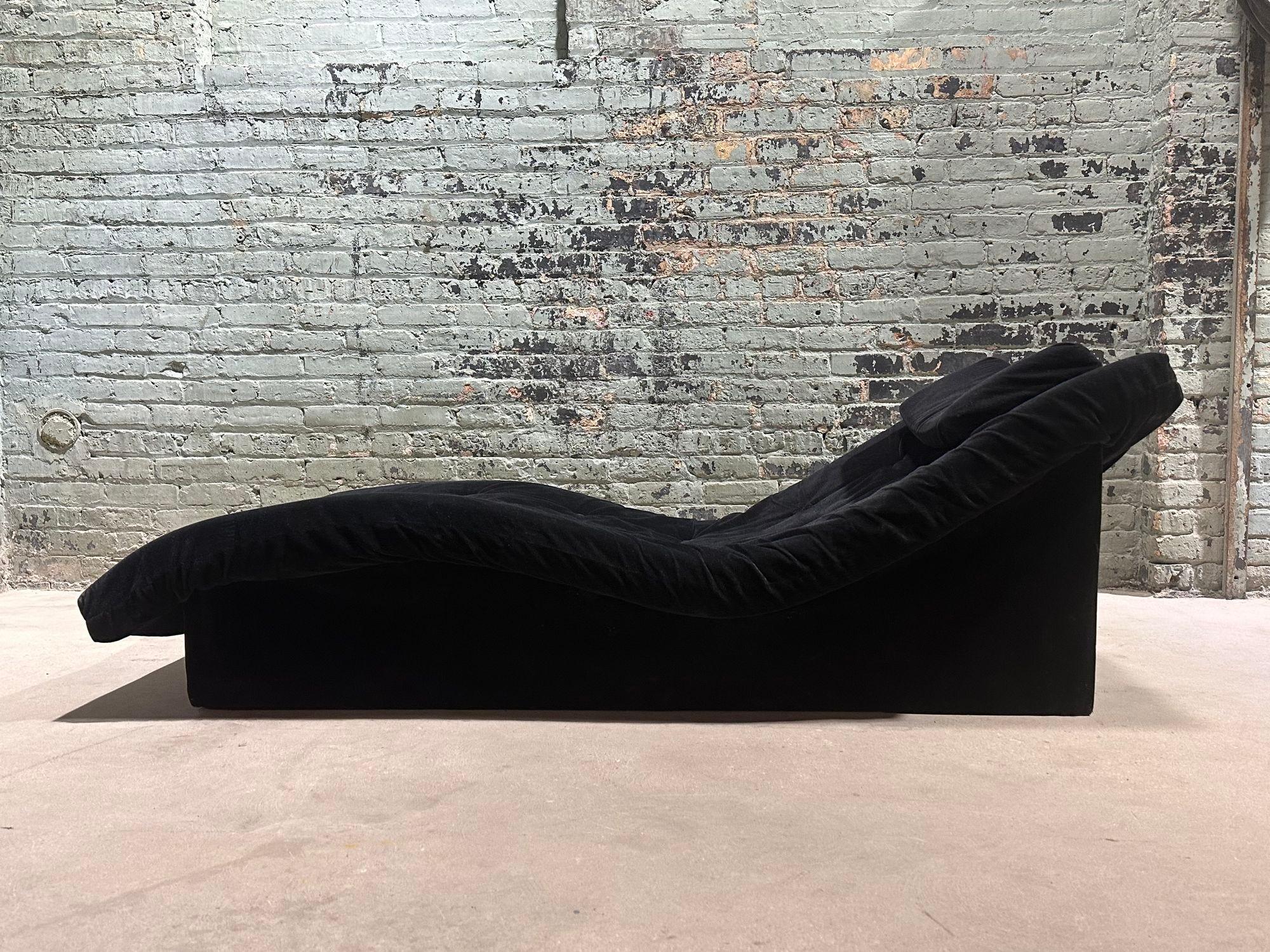 Wave Chaise Lounge Chair Style of Adrian Pearsall, 1960. Original velvet upholstery. Upholstery recommended.
Measures 70