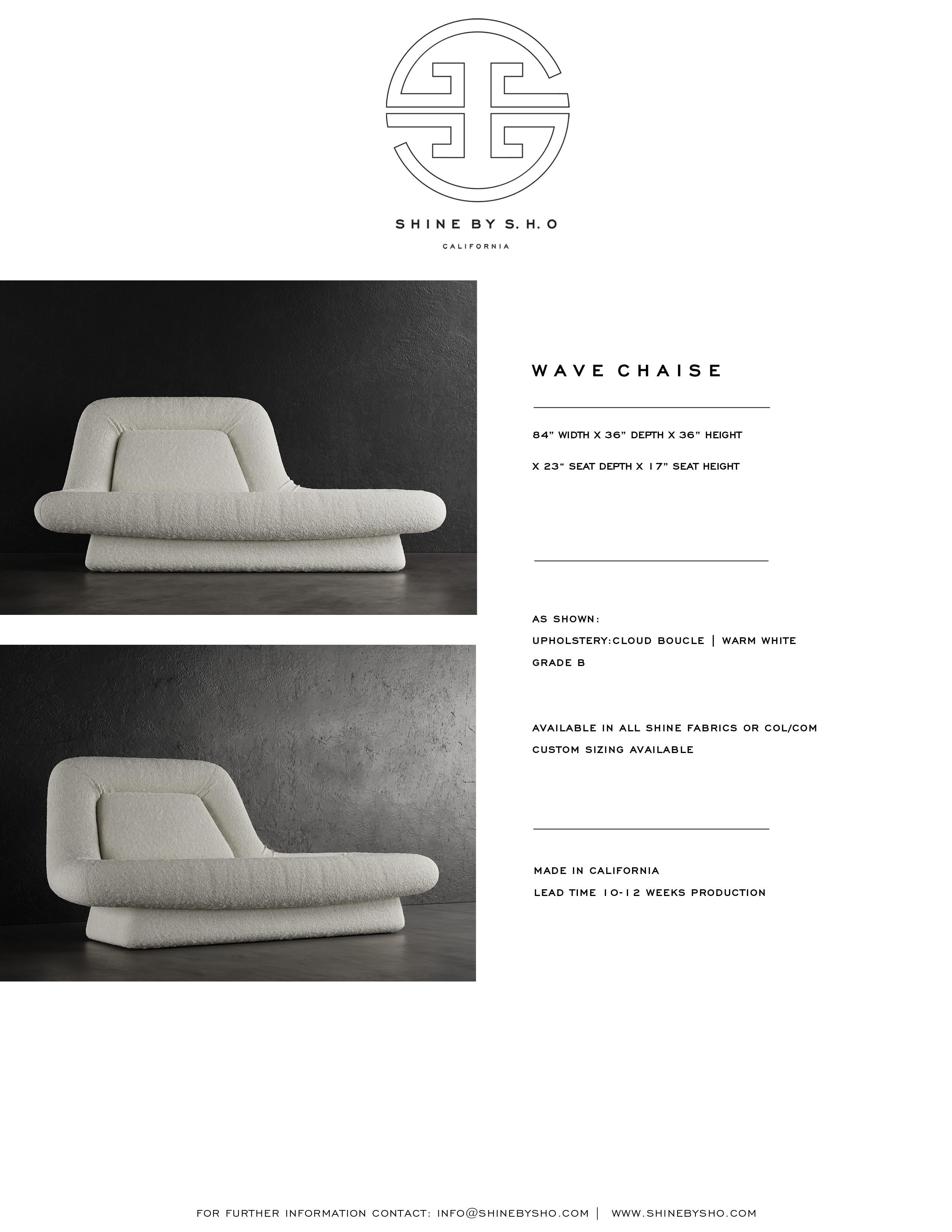 Contemporary WAVE CHAISE LOUNGE - Modern Design in Cloud Boucle in Warm White For Sale