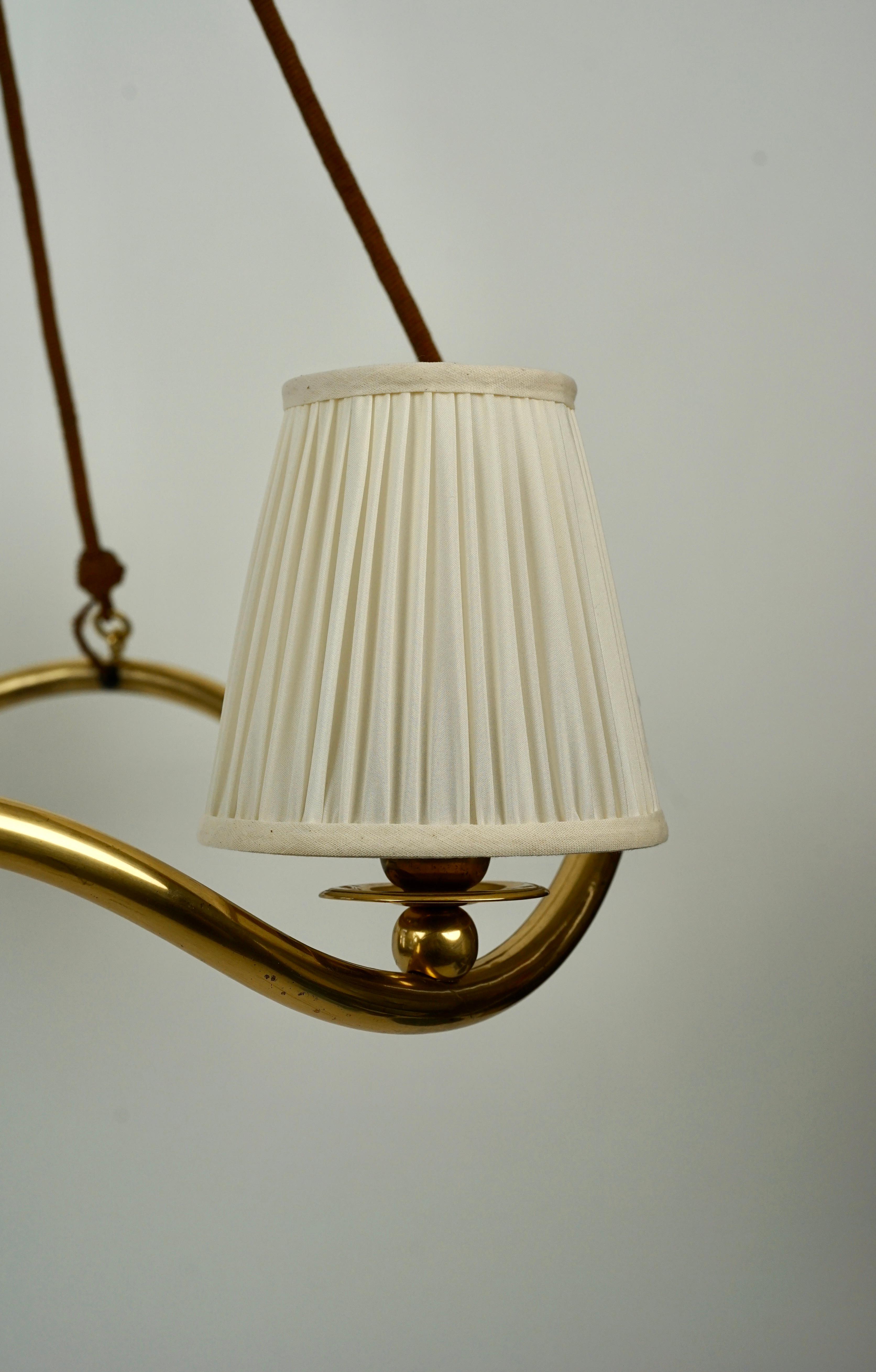 Autrichien Lustre Wave en laiton avec abat-jour en soie, Design, Oswald Haerdtl, Autriche 1934 en vente