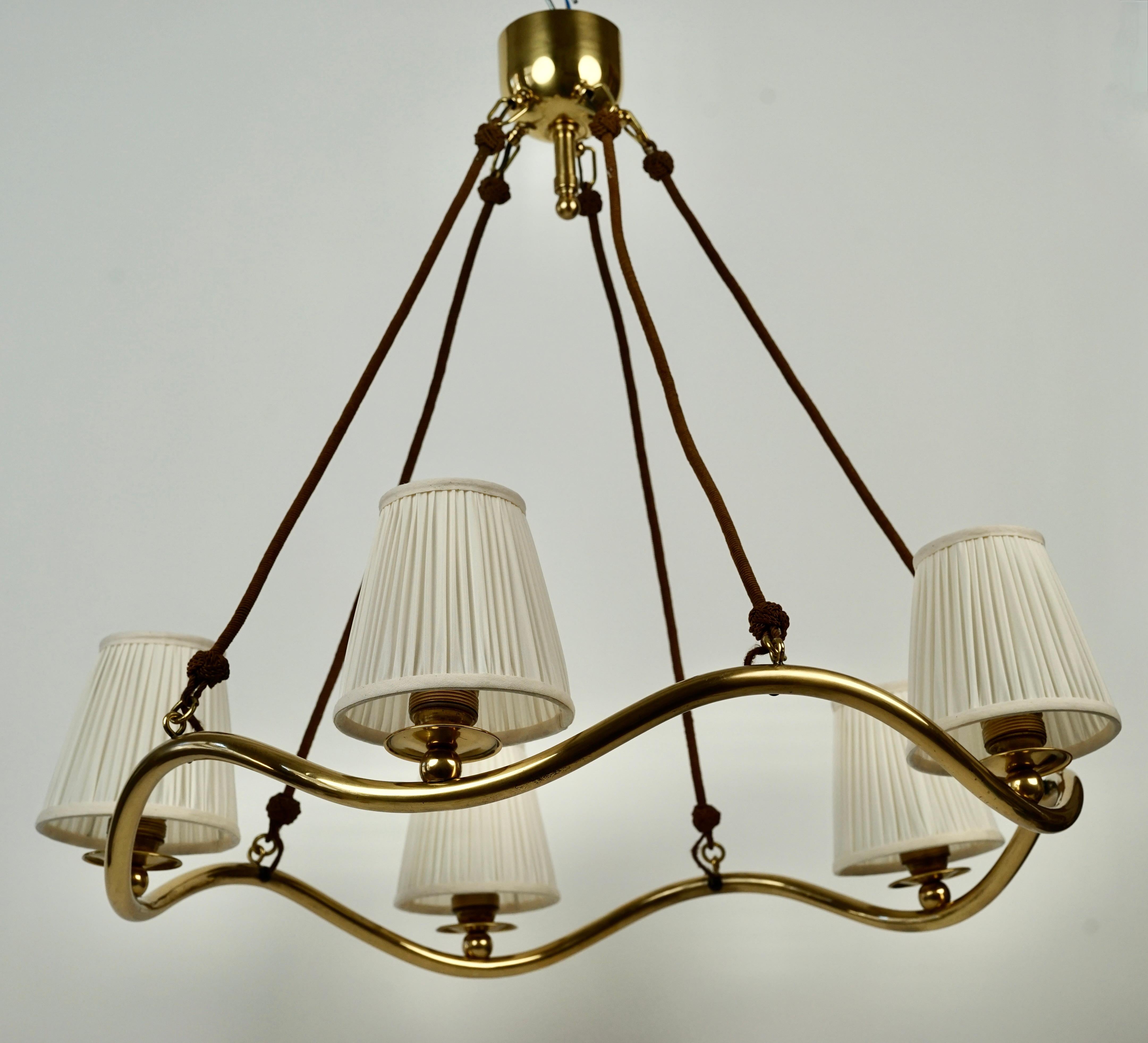 Lustre Wave en laiton avec abat-jour en soie, Design, Oswald Haerdtl, Autriche 1934 Bon état - En vente à Vienna, Austria