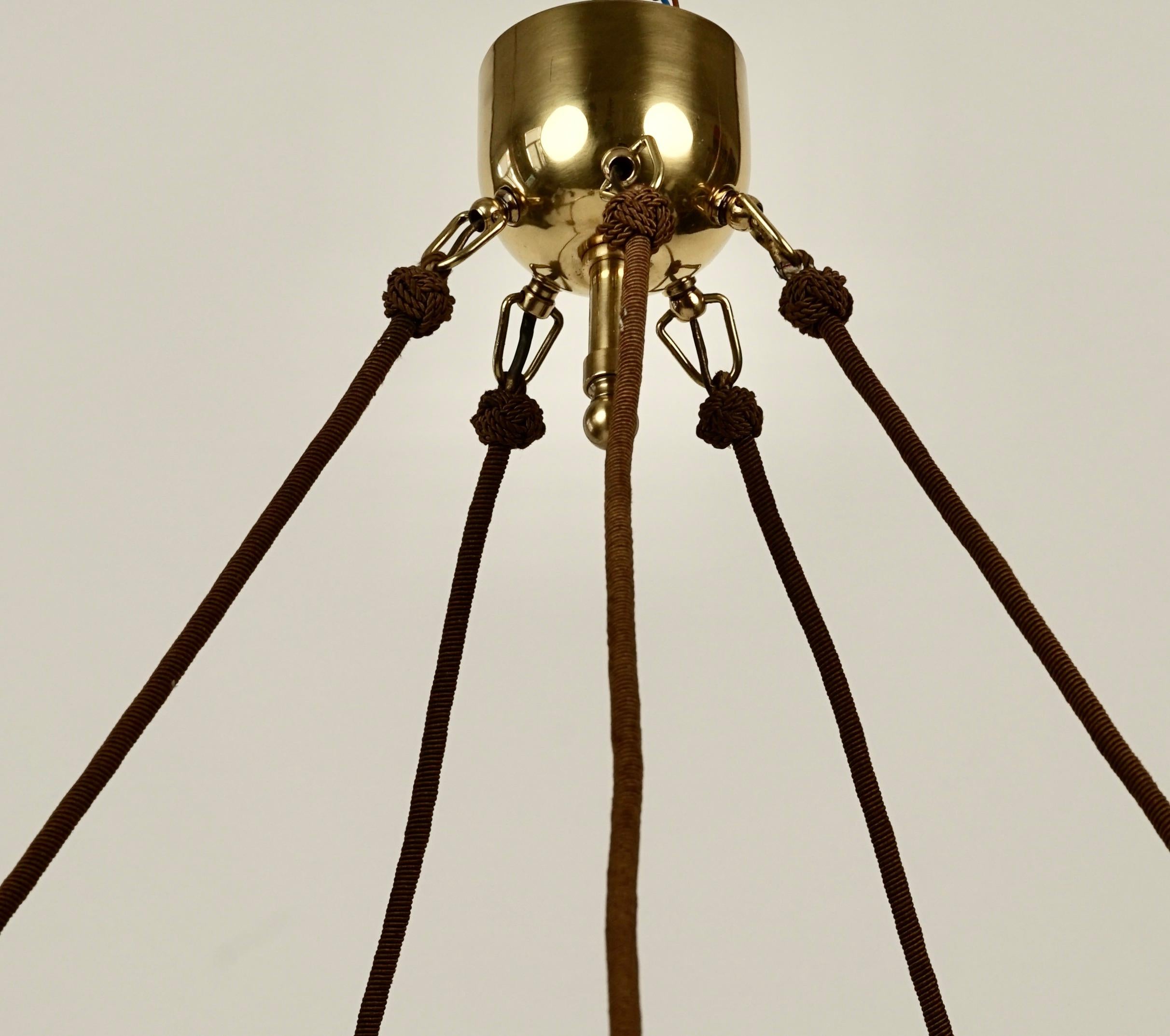 Milieu du XXe siècle Lustre Wave en laiton avec abat-jour en soie, Design, Oswald Haerdtl, Autriche 1934 en vente