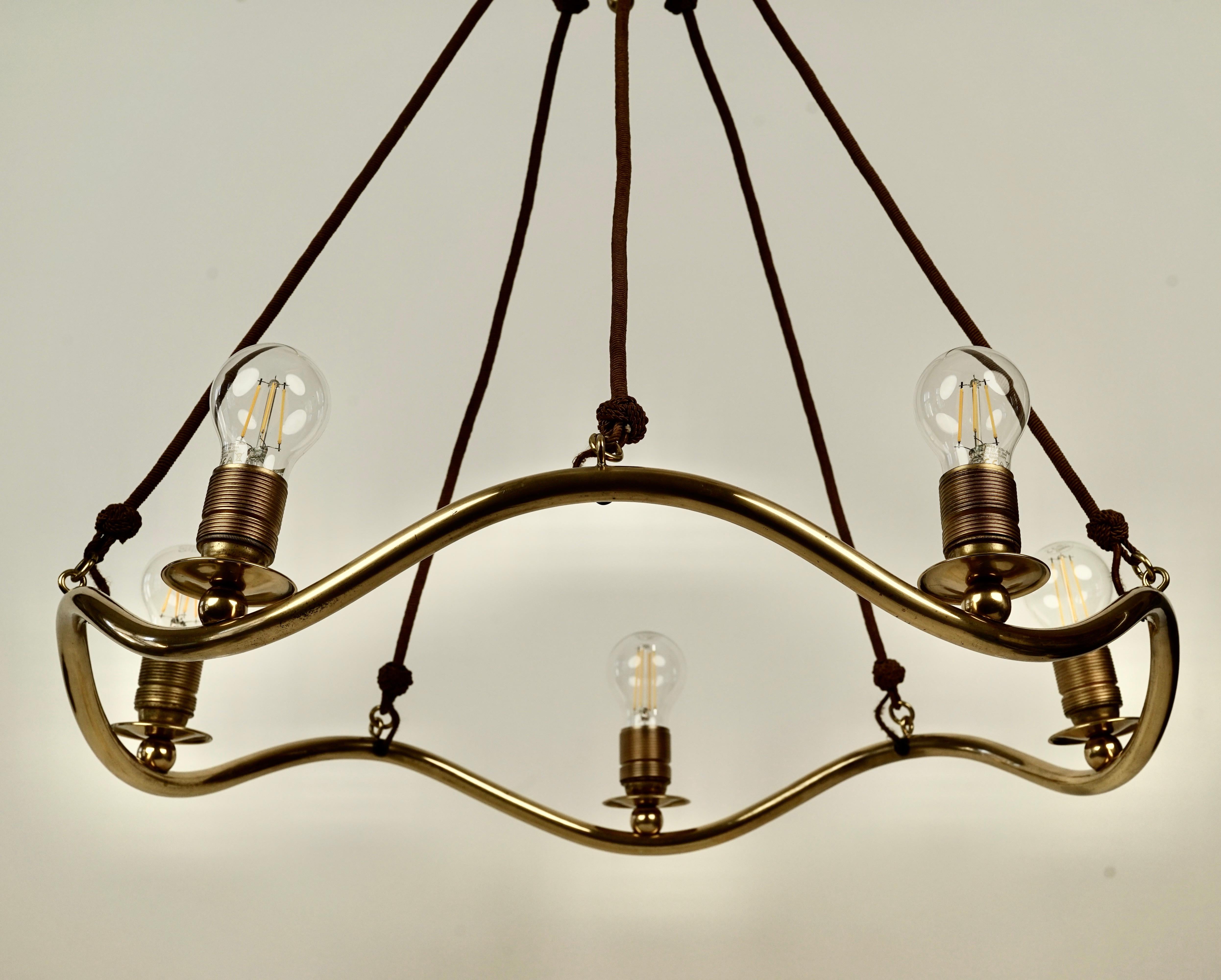 Laiton Lustre Wave en laiton avec abat-jour en soie, Design, Oswald Haerdtl, Autriche 1934 en vente