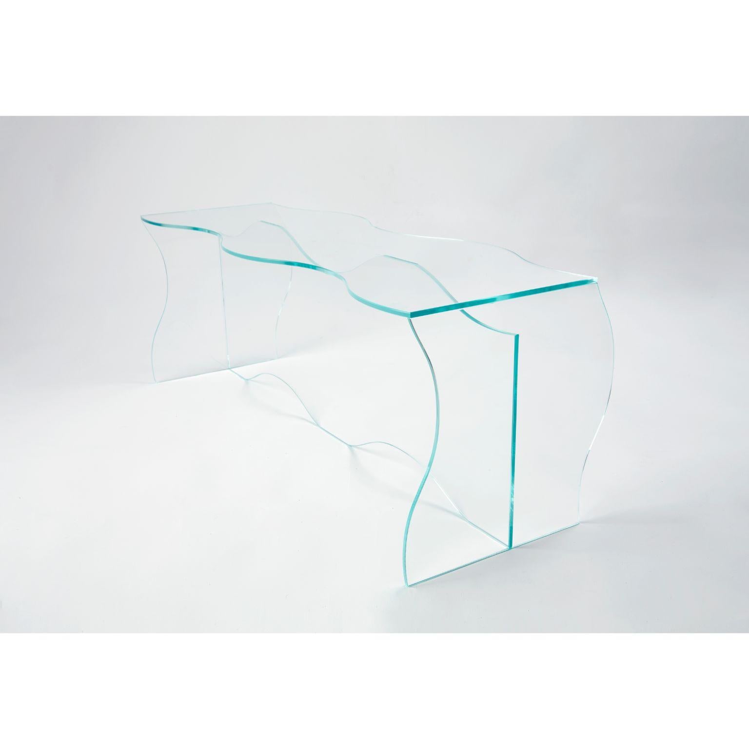 Table basse en verre transparent Wave sculptée par Studio-Chacha
Dimensions : 40 x 110 x 40 cm
Matériaux : Verre transparent 

Studio-Chacha est un studio de mobilier d'art haut de gamme fondé en 2017 qui crée une nouvelle esthétique avec une