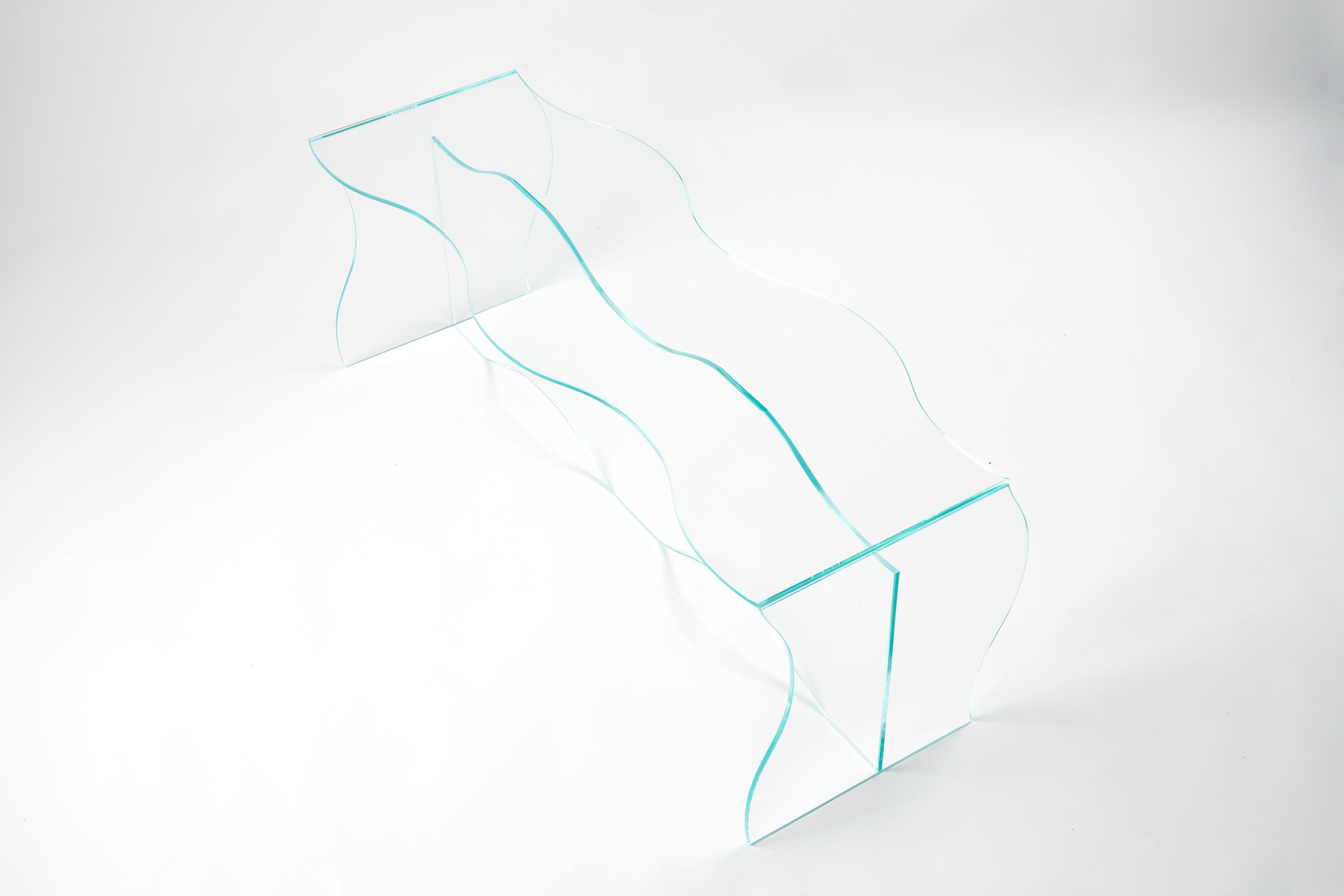 Couchtisch aus klarem Glas mit Wellenschliff von Studio-Chacha (Moderne) im Angebot