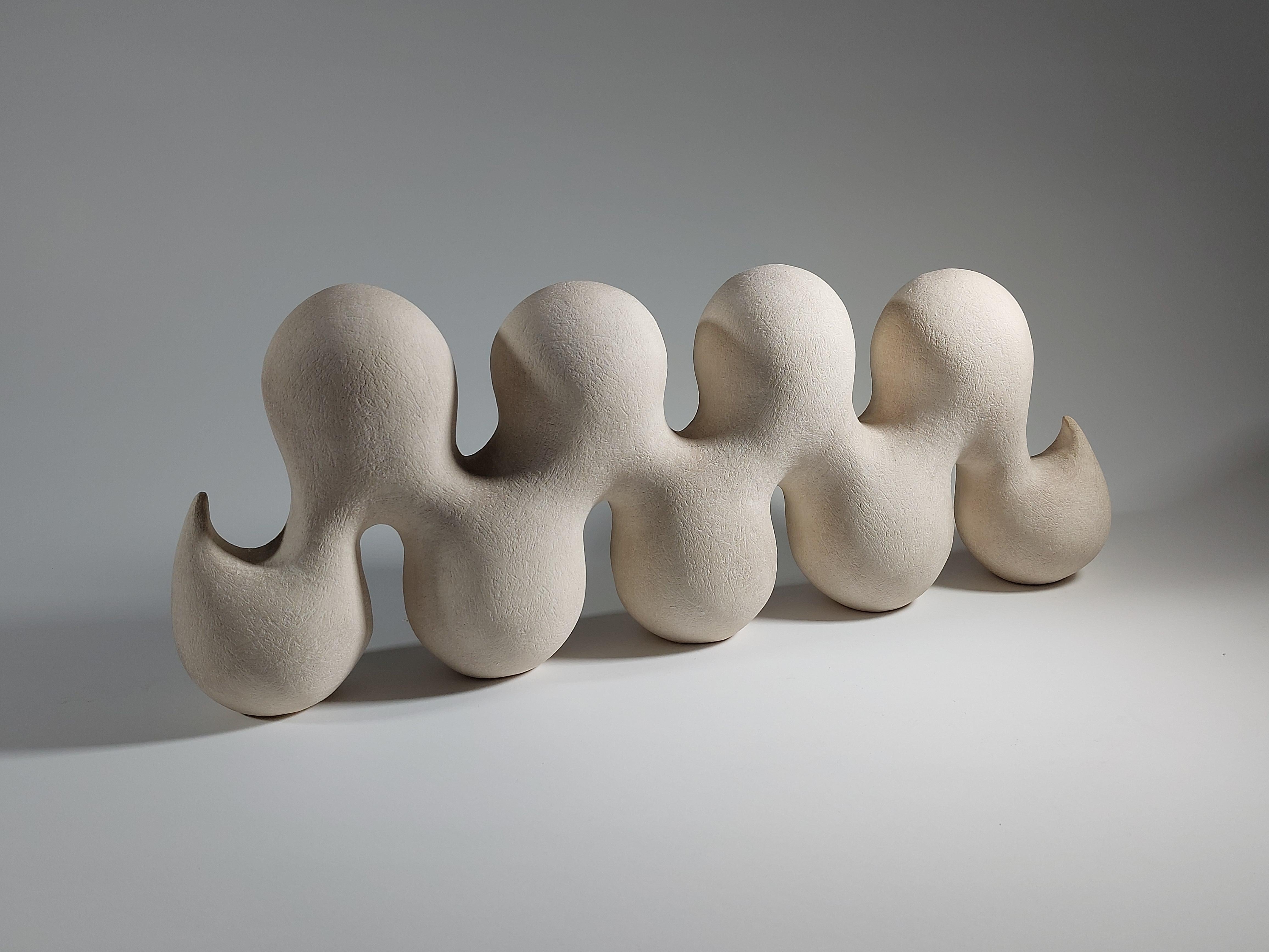 Wave - Scultura contemporanea in ceramica bianca di Rachel Peters, Regno Unito, In magazzino.

Wave è una scultura in ceramica realizzata a mano in gres bianco scanalato, con una finitura a scivolo morbido che viene delicatamente lavata per rivelare